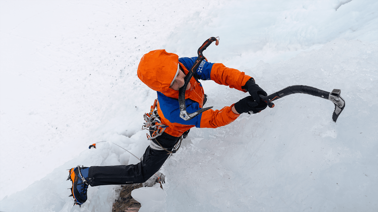 Alpinistin Franziska Schönbächler beim Eisklettern in den Bergen.