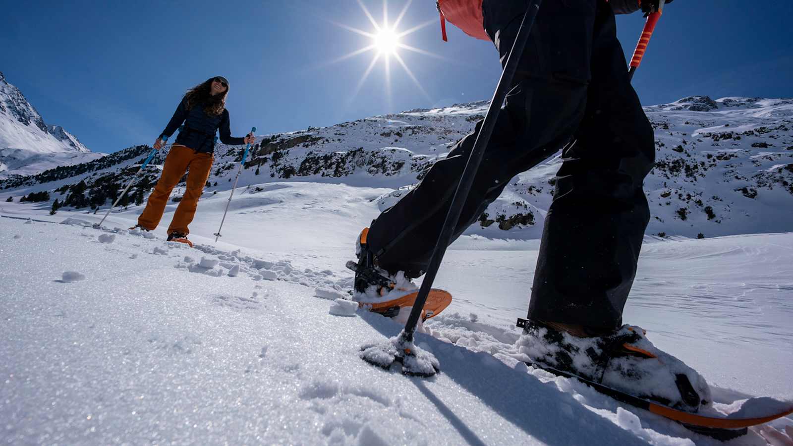 Die Schneekristalle funkeln mit der Sonne um die Wette, um dich herum herrscht absolute Stille: Beim Schneeschuhgehen kannst du die Winterlandschaft in aller Ruhe genießen.