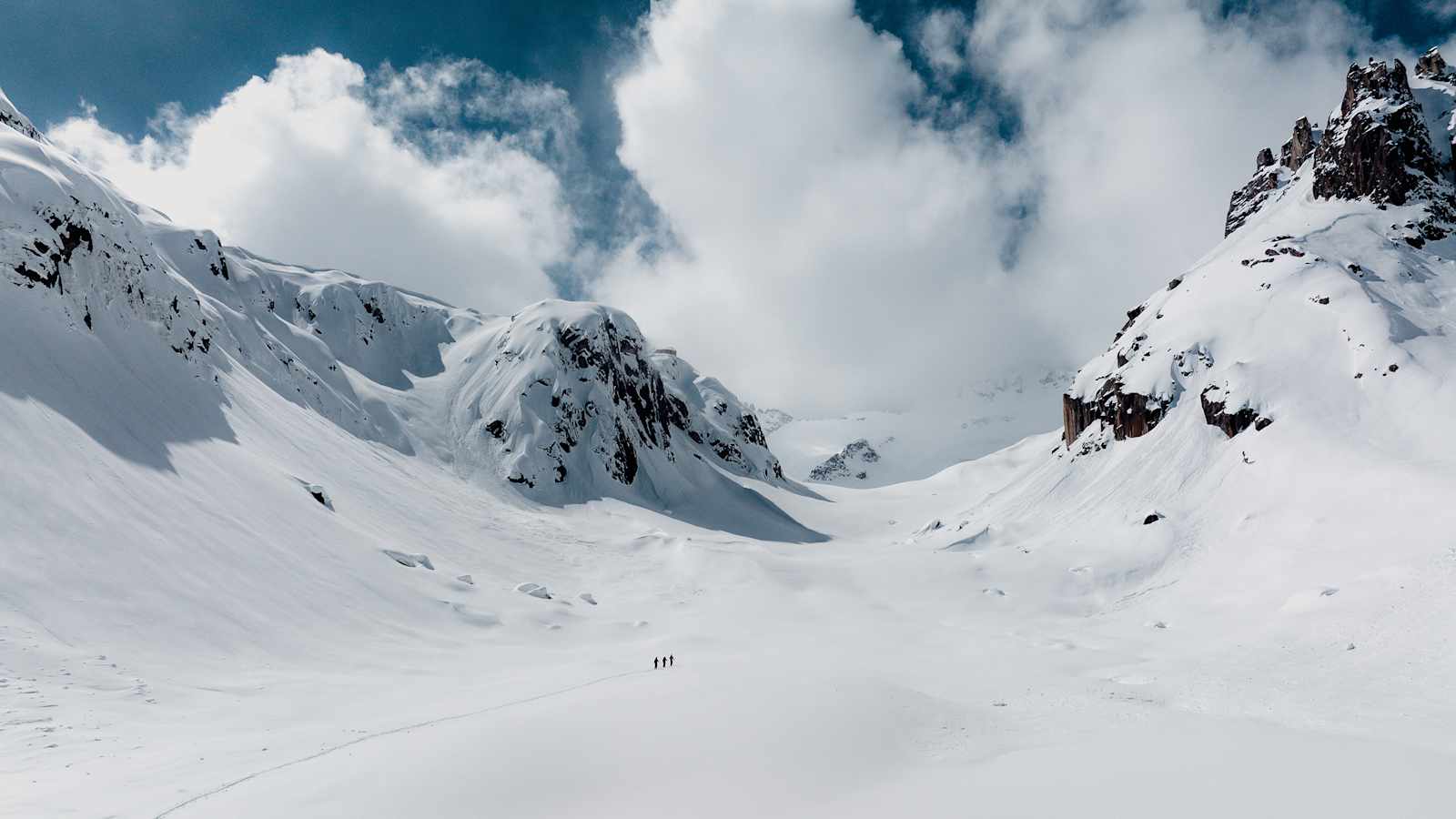Die Urner Haute Route begeistert Skitourengeher mit ihren unverspurten Etappen vor einer traumhaften Bergkulisse.
