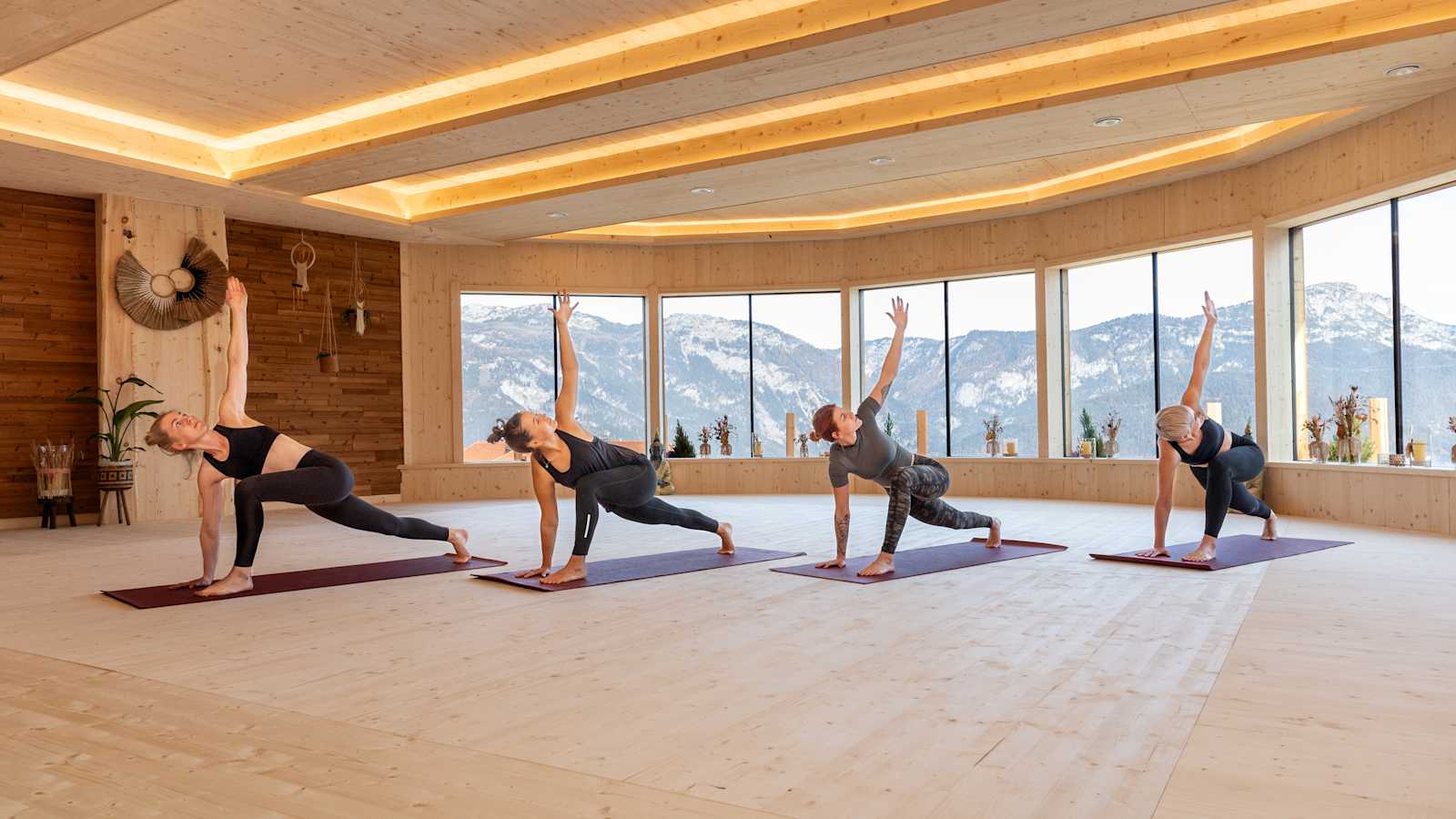 4 Frauen machen Yoga im Hotel Höflehner