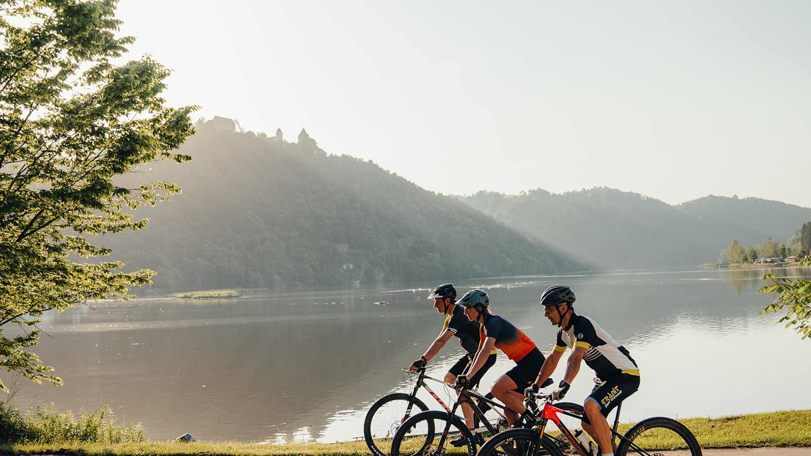 Ob Solo oder in der Gruppe, biken entlang der Donau macht Freude.