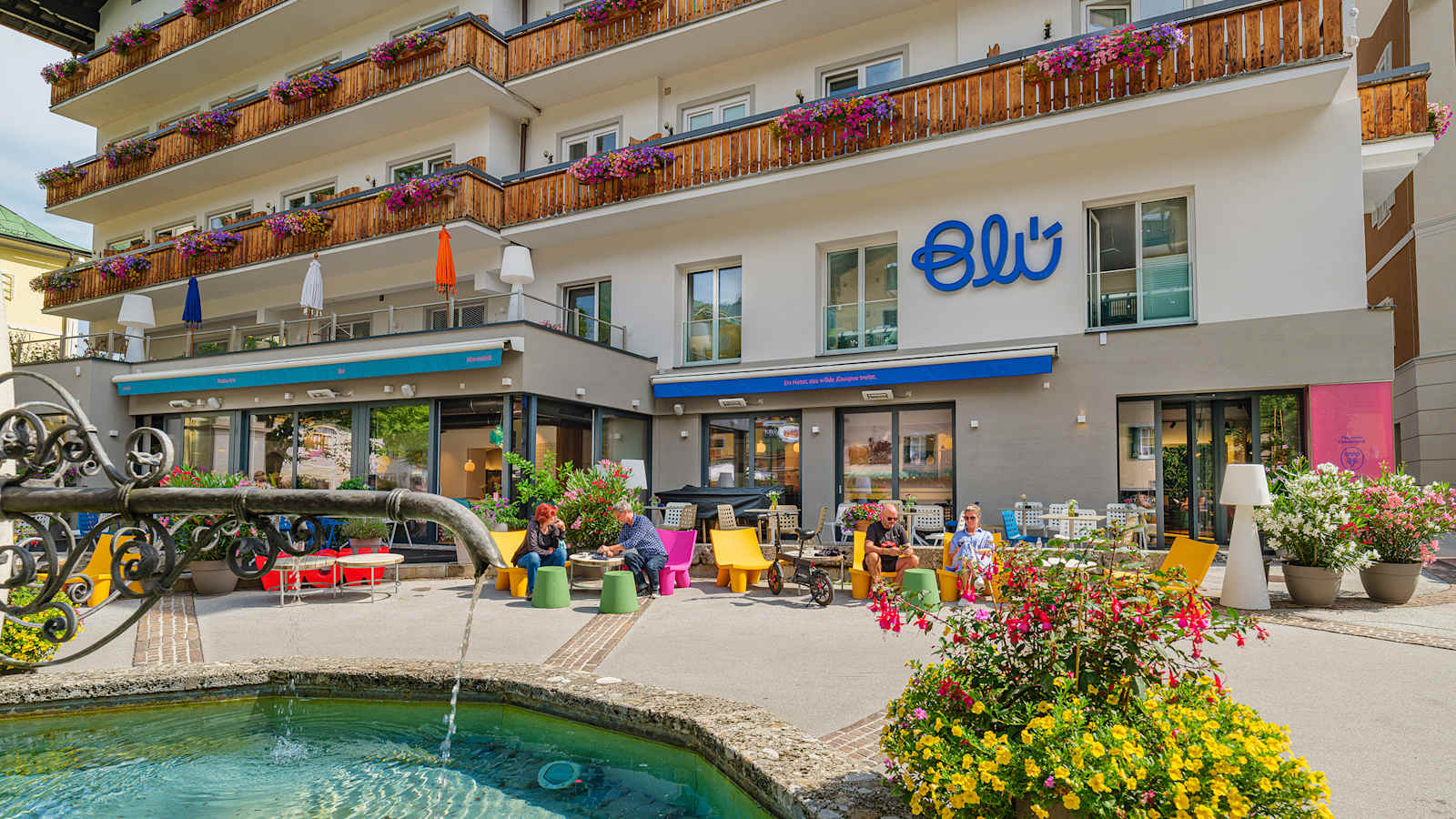 Hotel Blü mit Pool und Terrasse