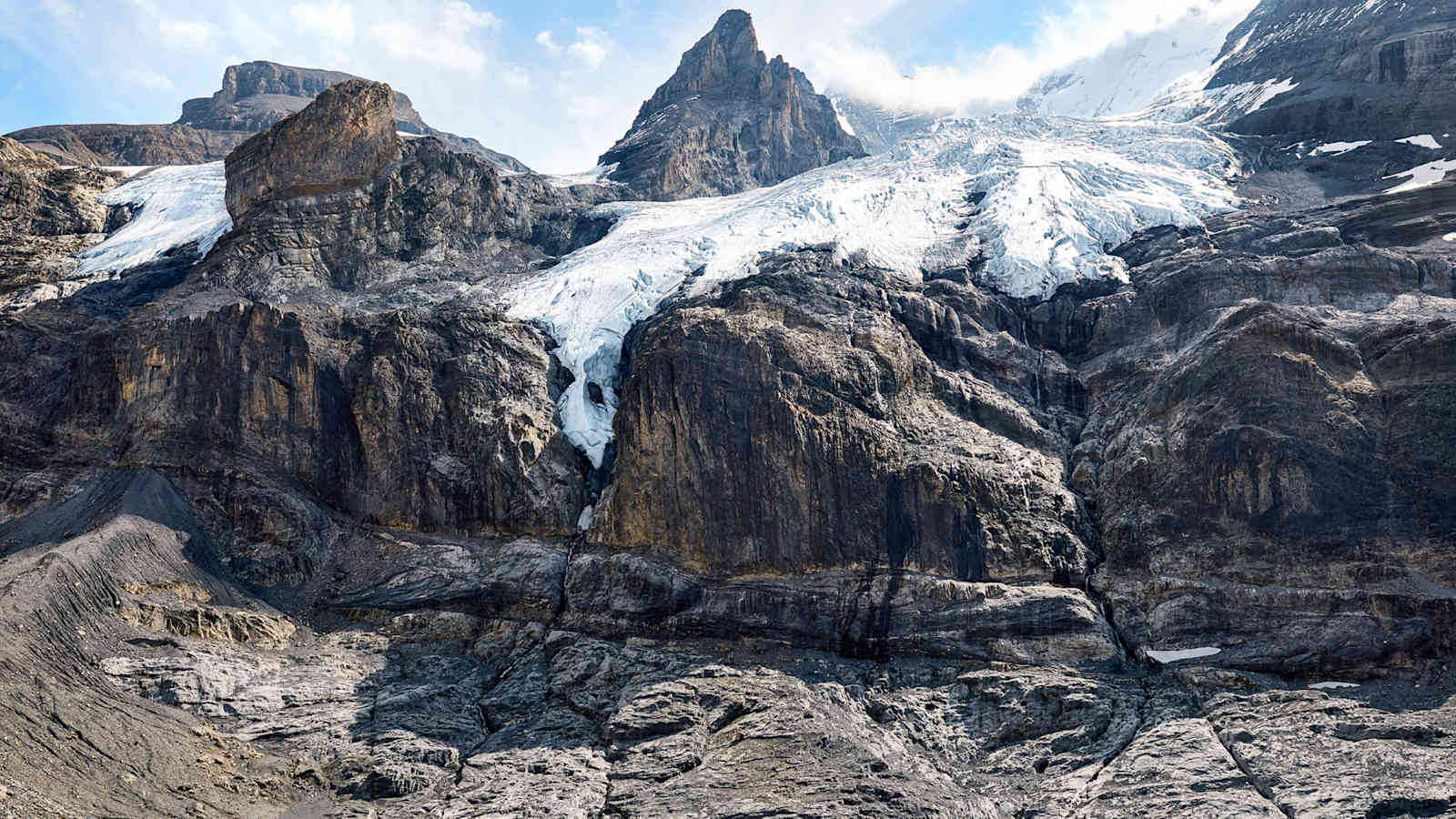 Der Blüemlisalpgletscher, dahinter blauer Himmel.