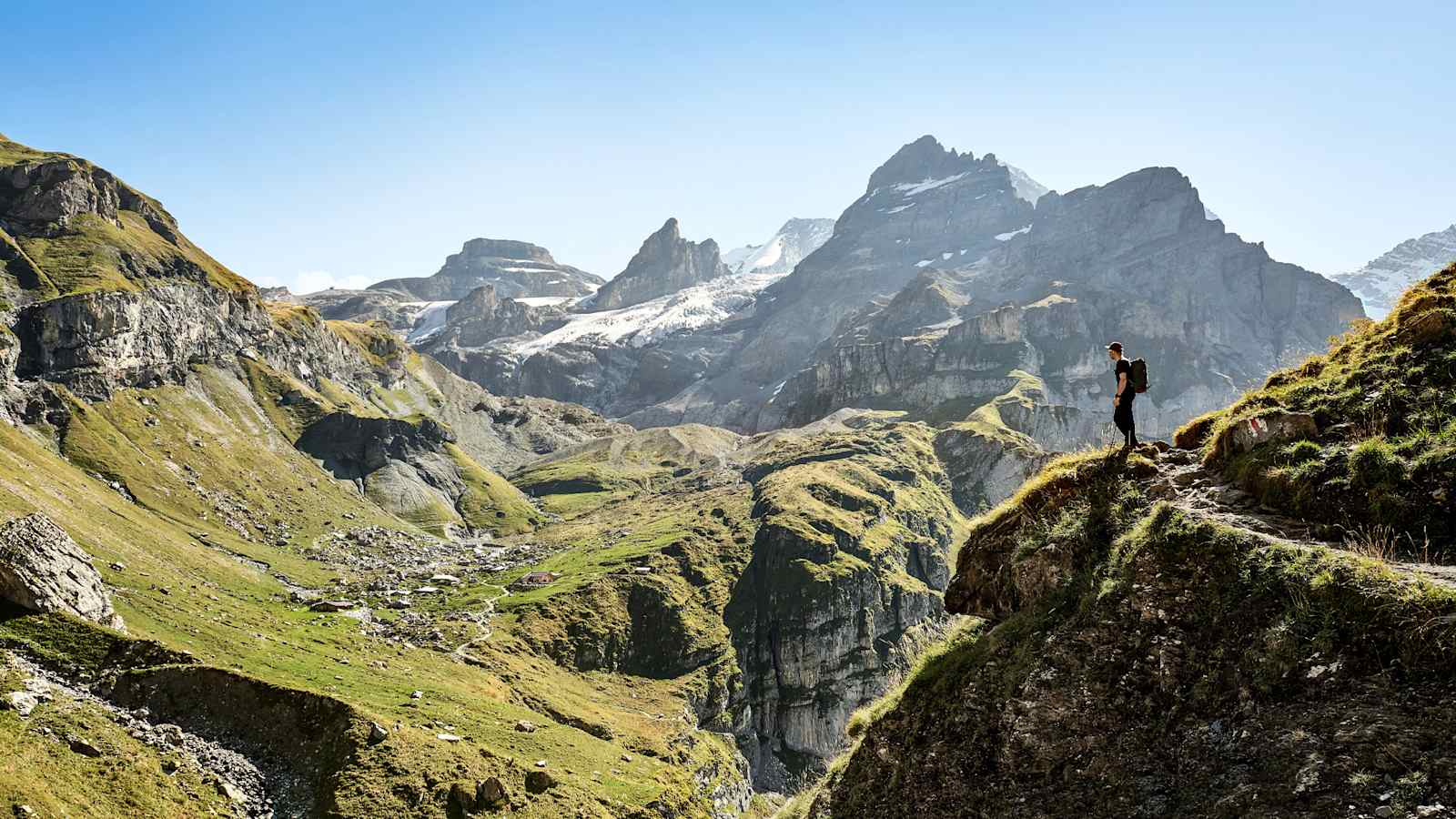 Ein Wanderer genießt die Aussicht.