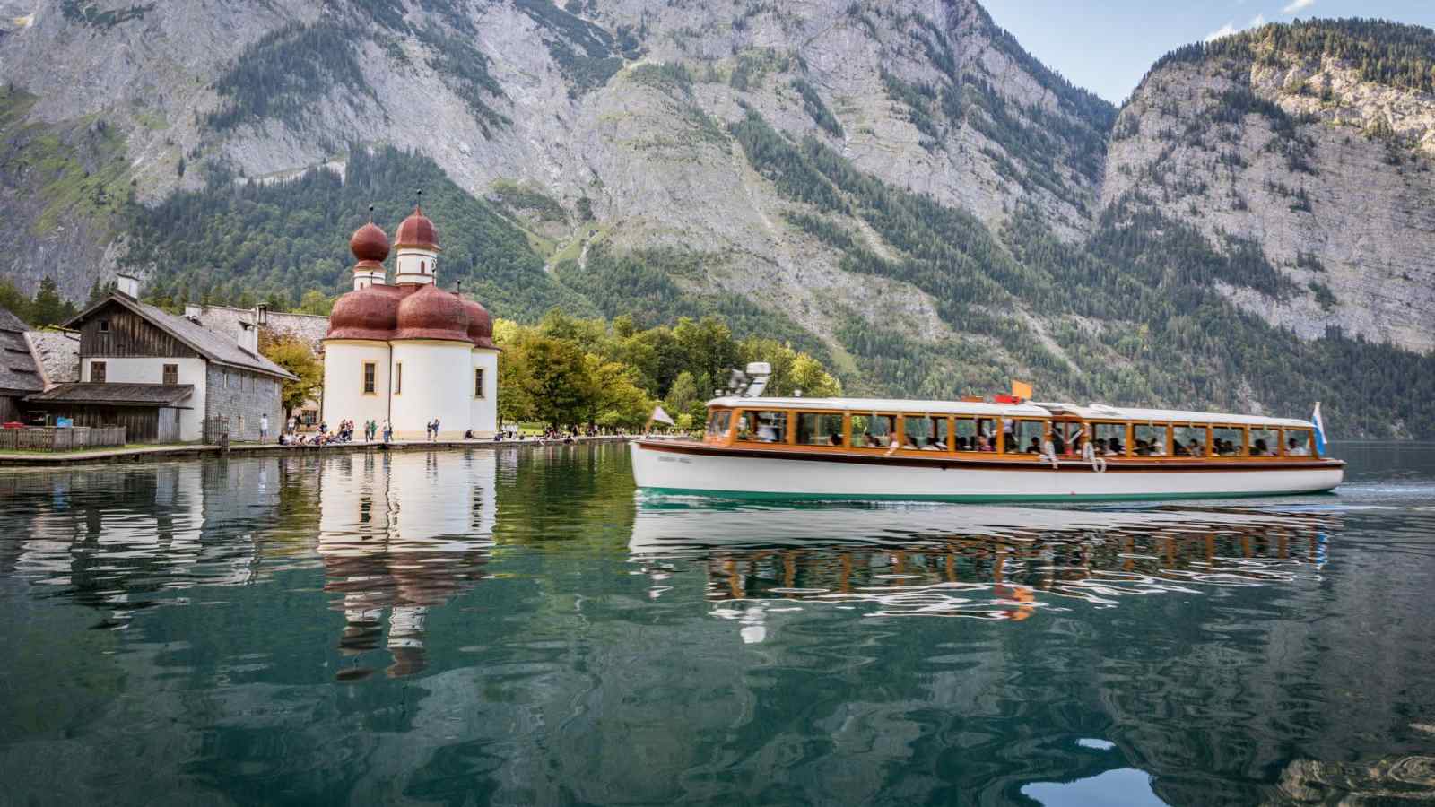 Eines der Königssee-Schiffe kurz vor der Anlegestelle St. Bartholomä