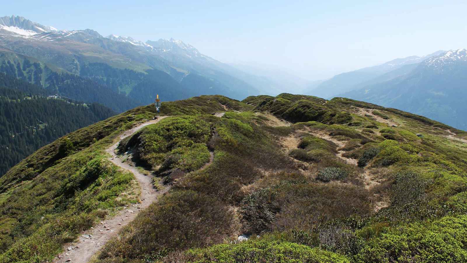 Wandern am Panoramaweg Bostg in Graubünden