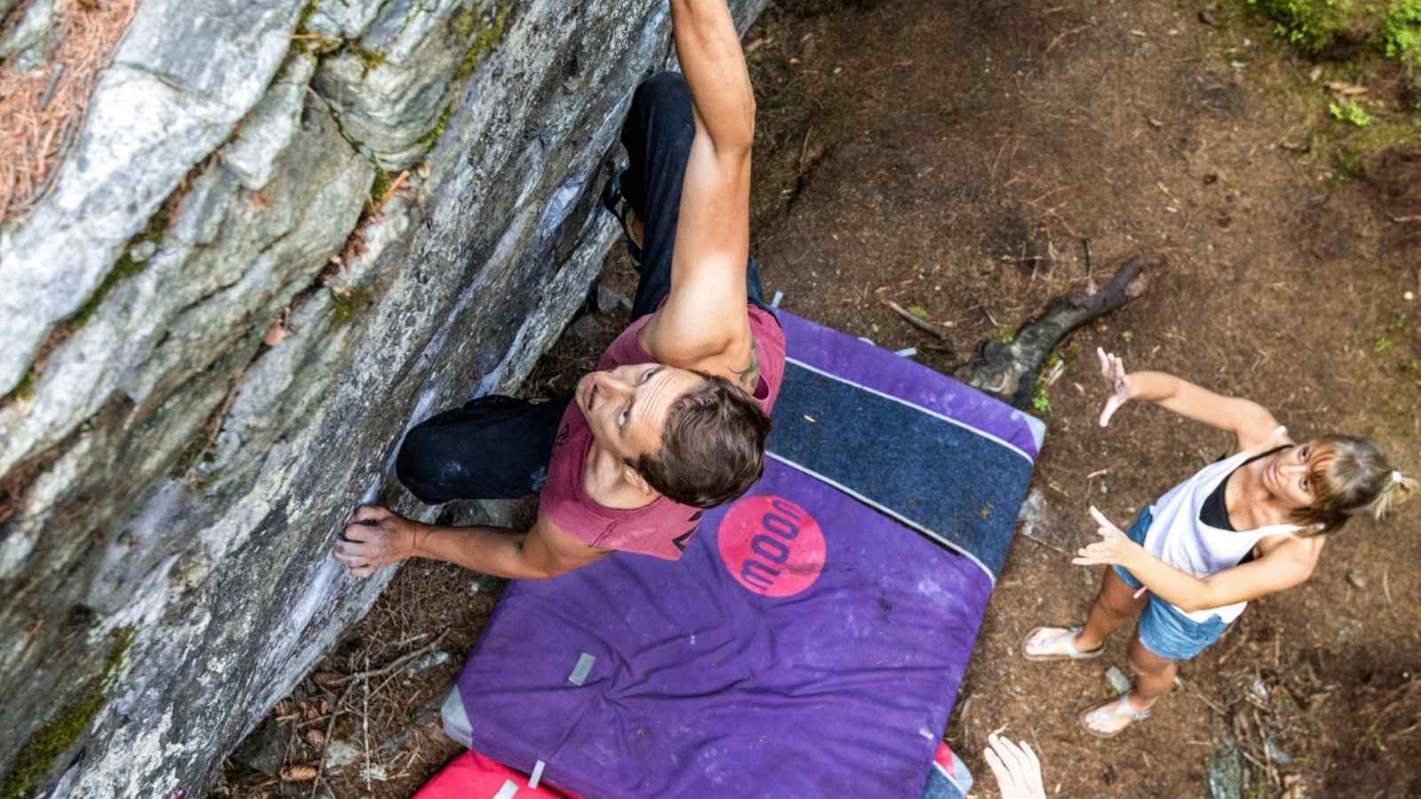 Ein Sportler klettert auf einem Felsen.