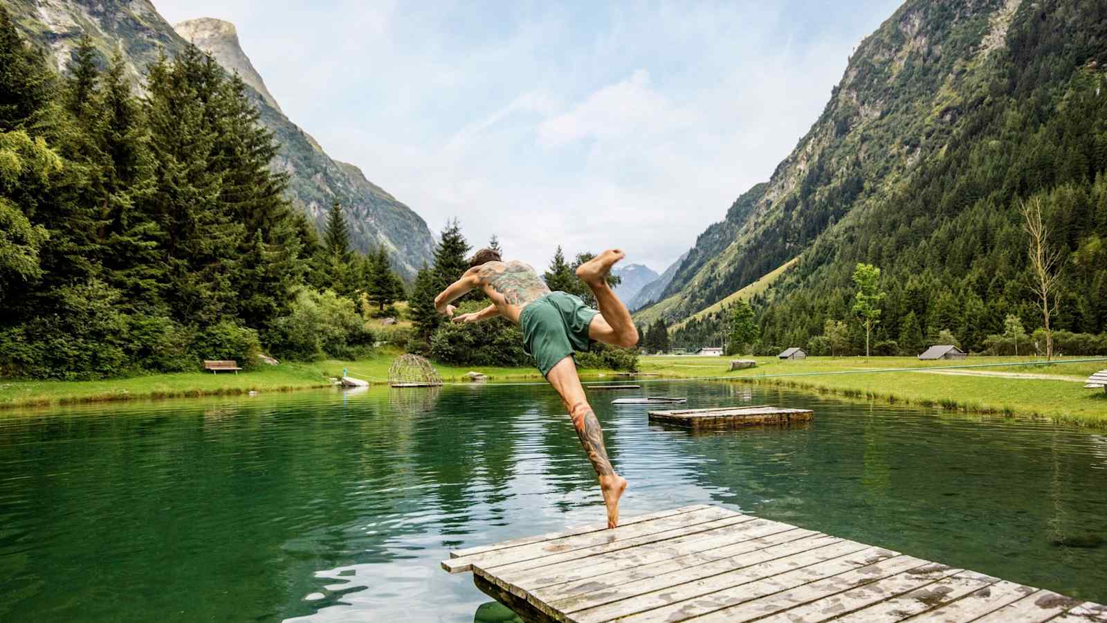 Blick über einen Bergsee.