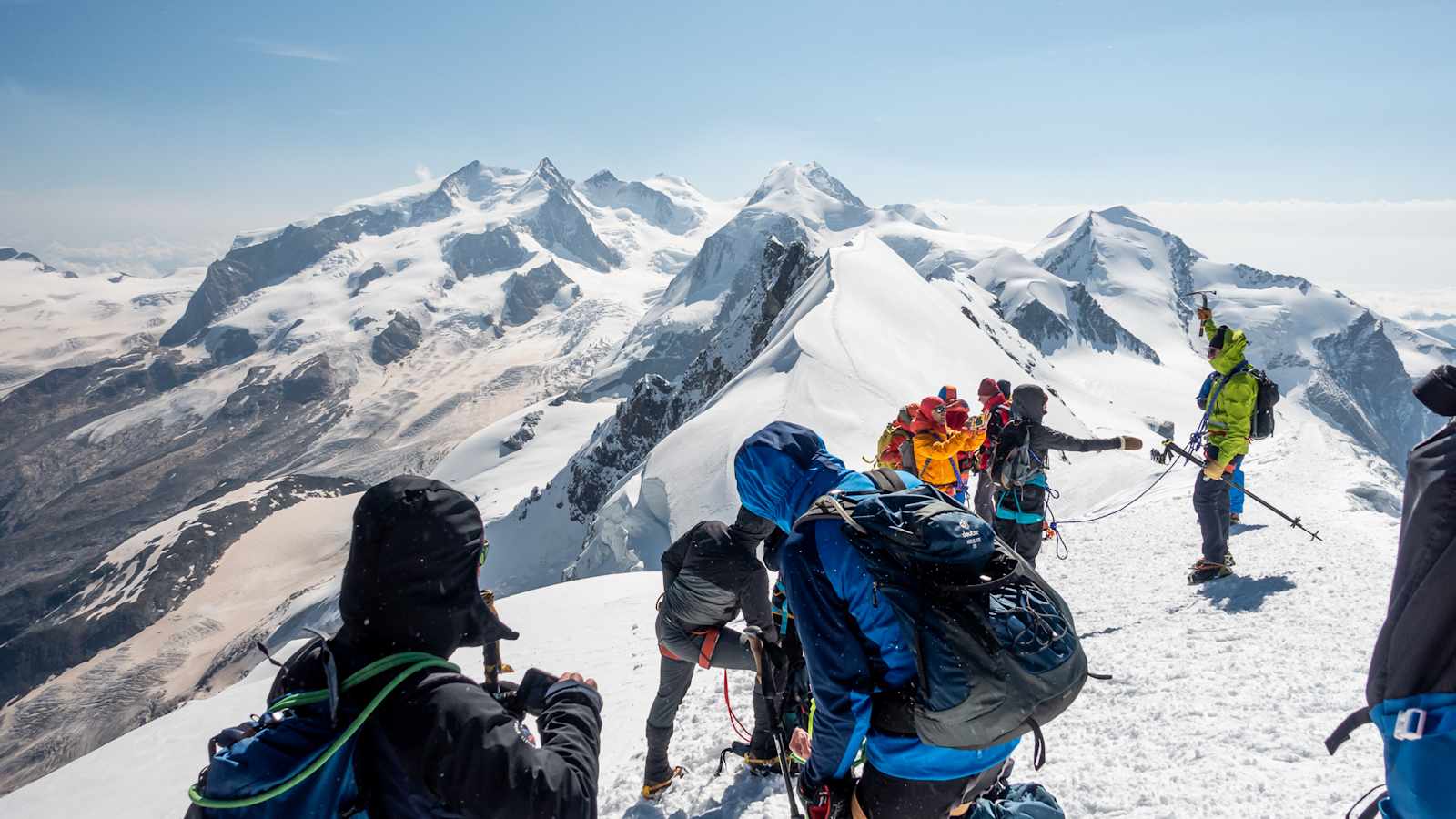 Bergsteiger am Gipfel des Breithorns