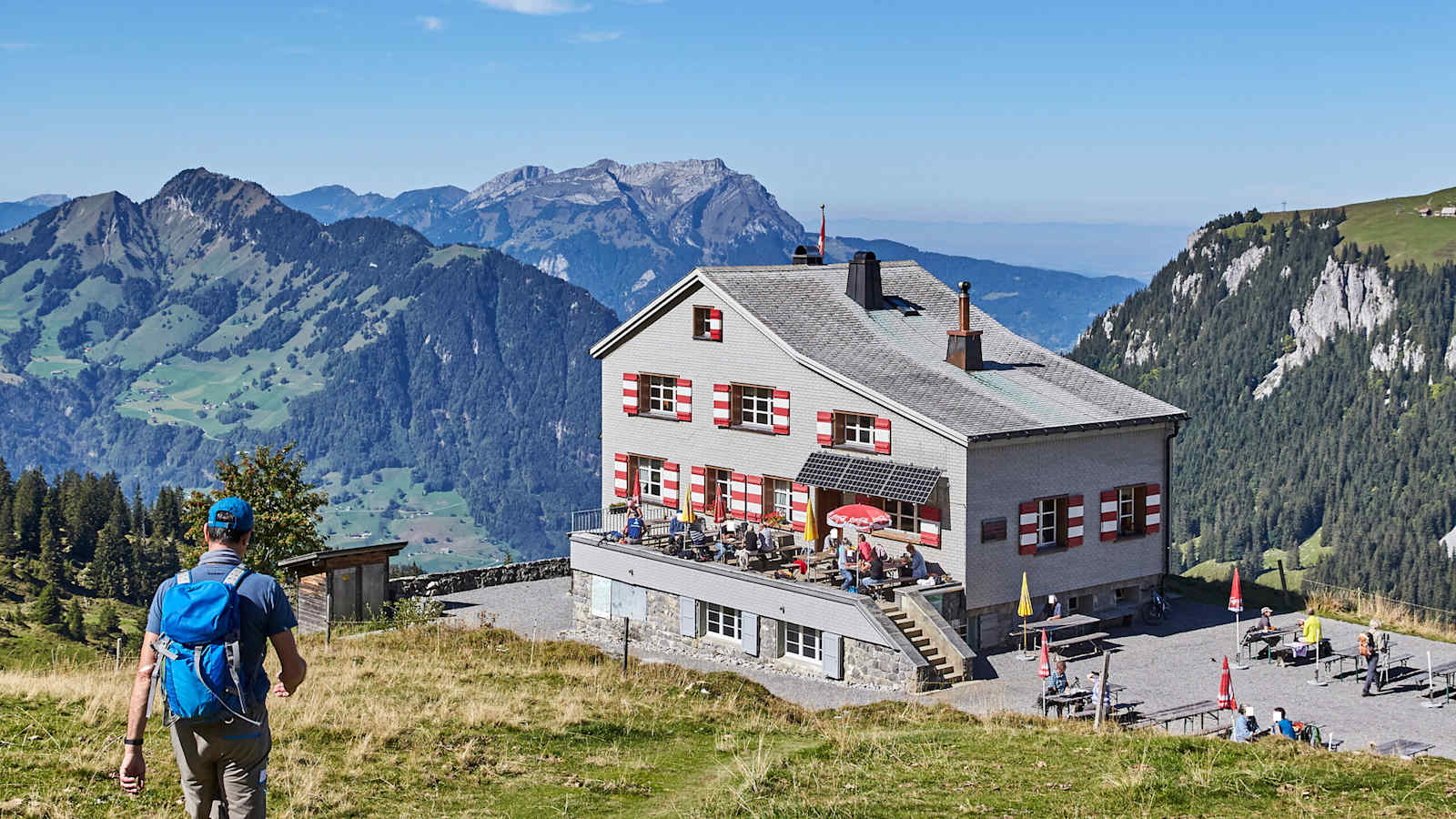 Wanderer auf dem Weg zum Brisenhaus in den Urner Alpen, Sonnenterasse, Blick in die Berge