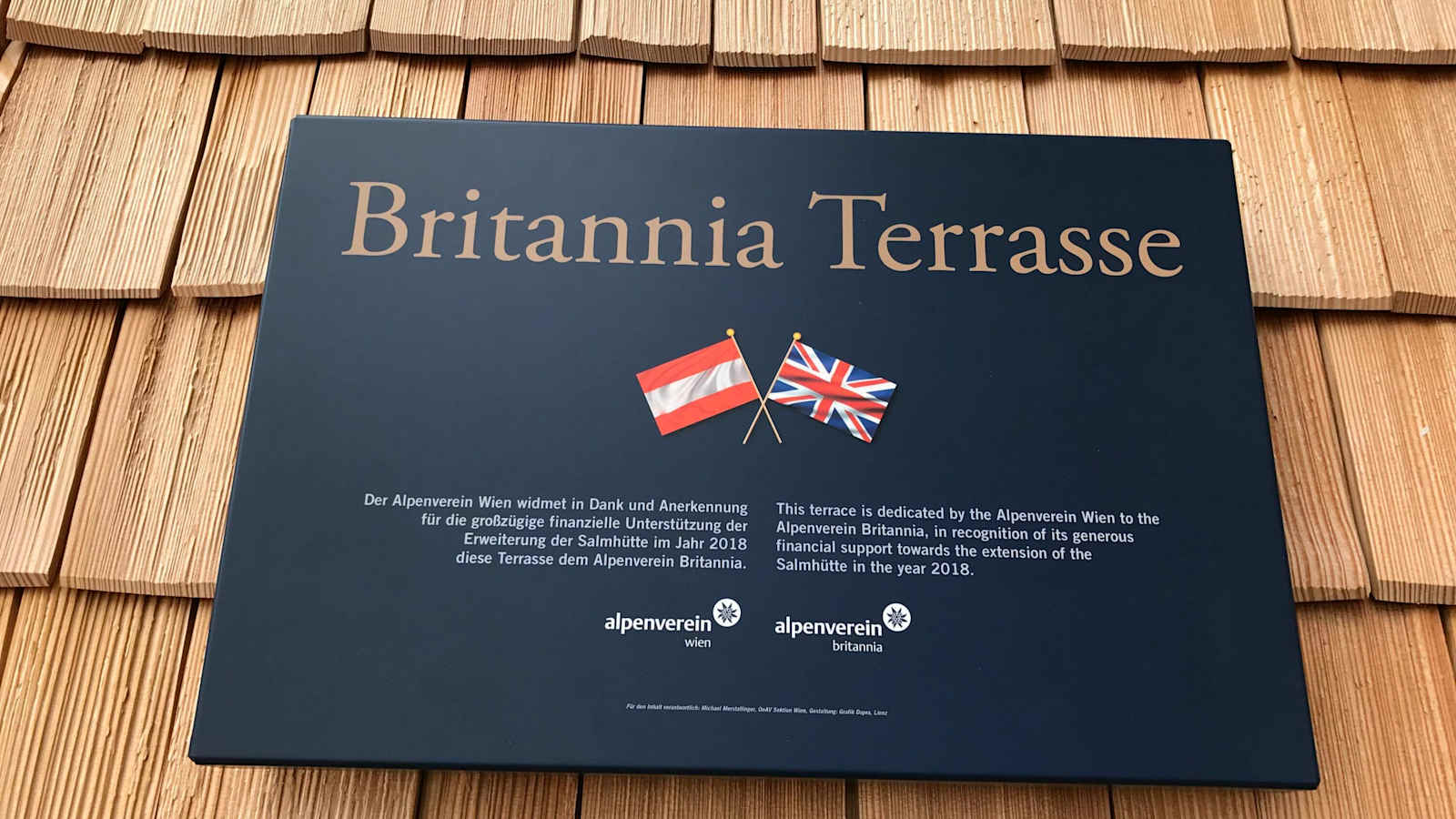 Eine Tafel auf der neuen Terrasse erinnert an die großzügige Spende der Sektion Britannia.