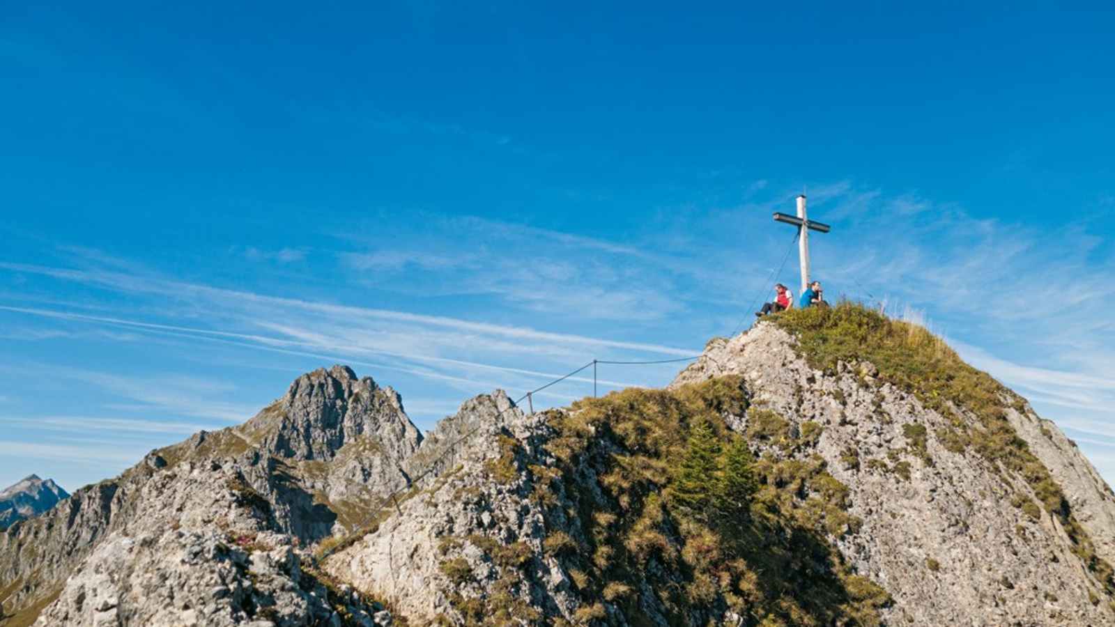 Auf dem Gipfel des Brunnenkopfs wartet die wunderbare Aussicht ins Graswangtal auf euch