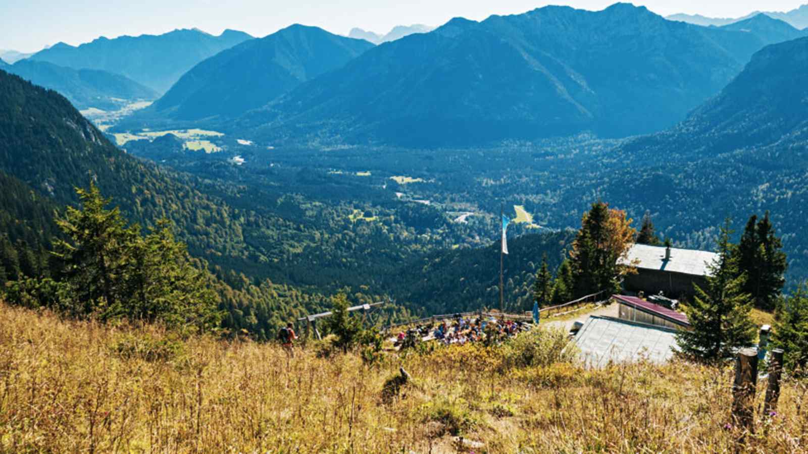 Die Brunnenkopfhäuser hoch über dem Graswangtal in Bayern