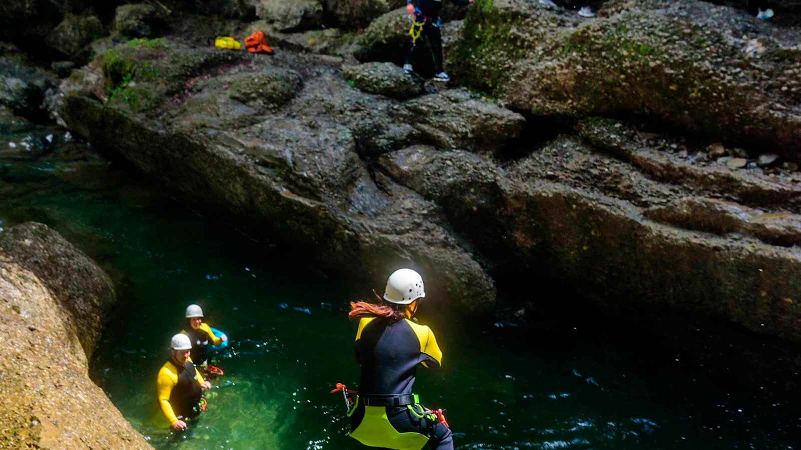 Beim Canyoning geht man mit der Kraft des Wassers auf Tuchfühlung.