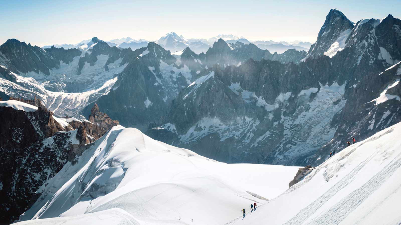 Drei Bergsteiger und ein atemberaubendes Panorama.