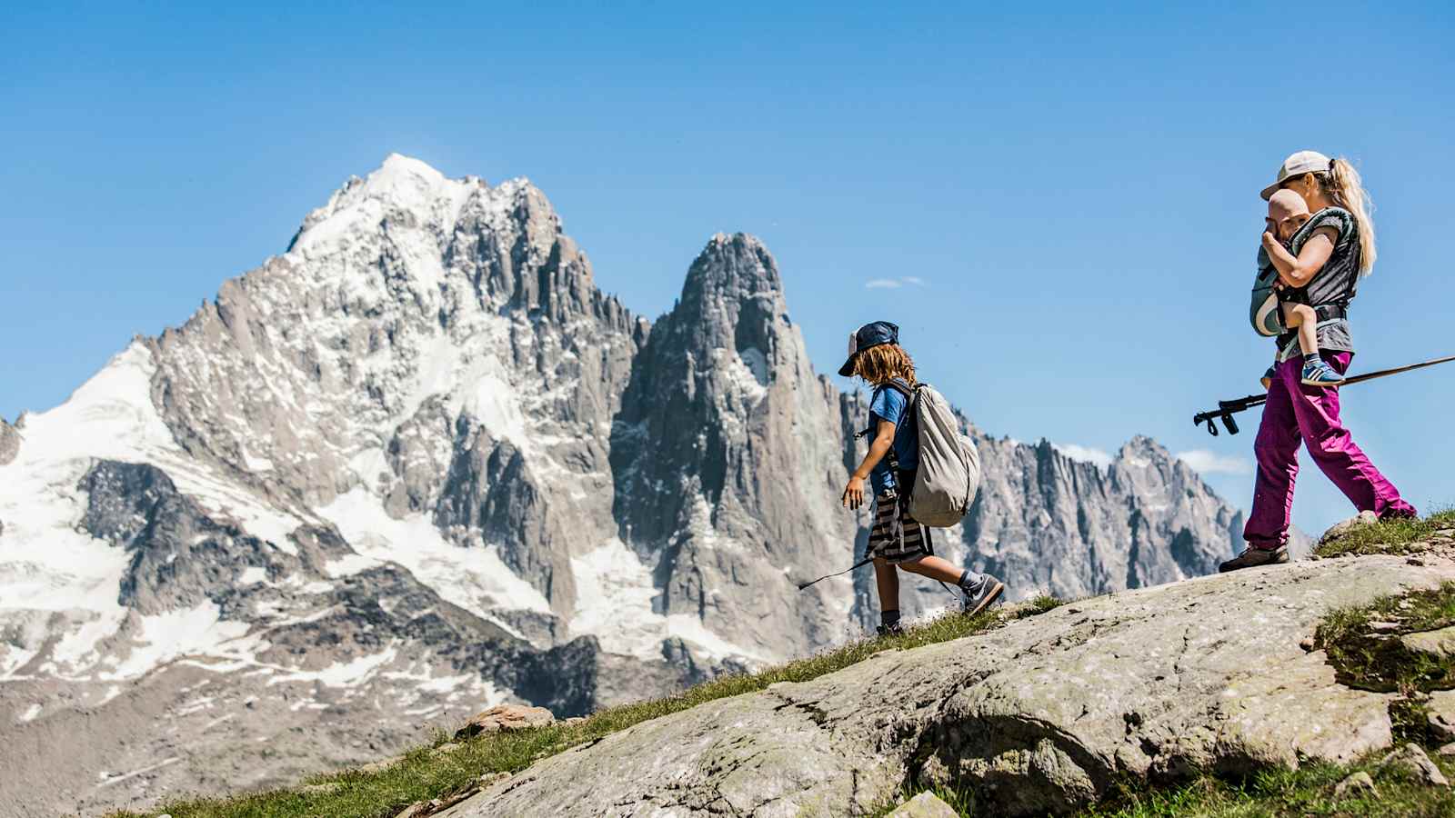 Eine Familie und ein wunderschönes Bergpanorama.