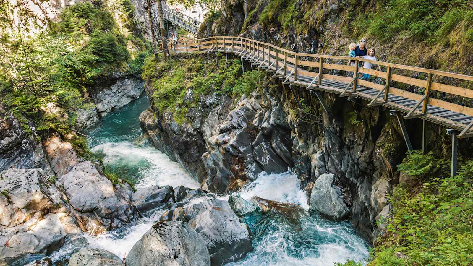 Ein Weg über die atemberaubende Schlucht.