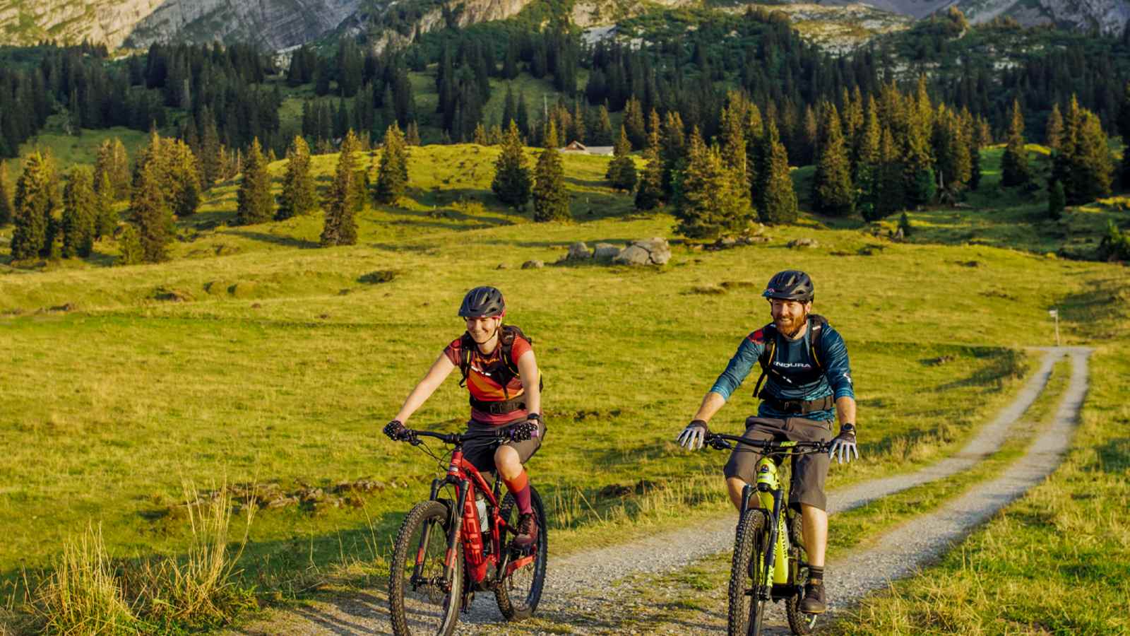 Zwei Radfahrer treten den Berg hinauf.