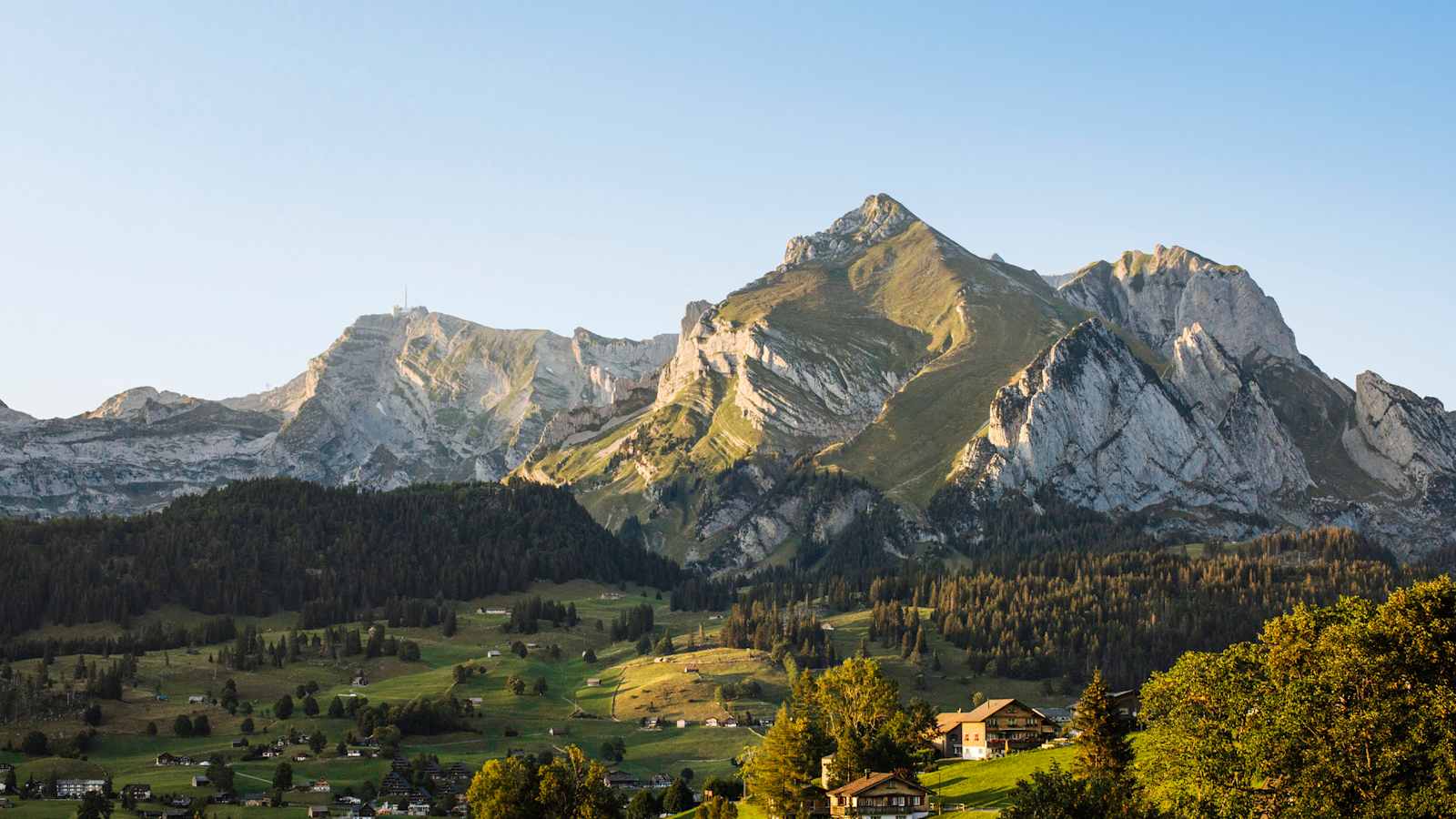 Schafberg und Säntis bei Sonnenschein.