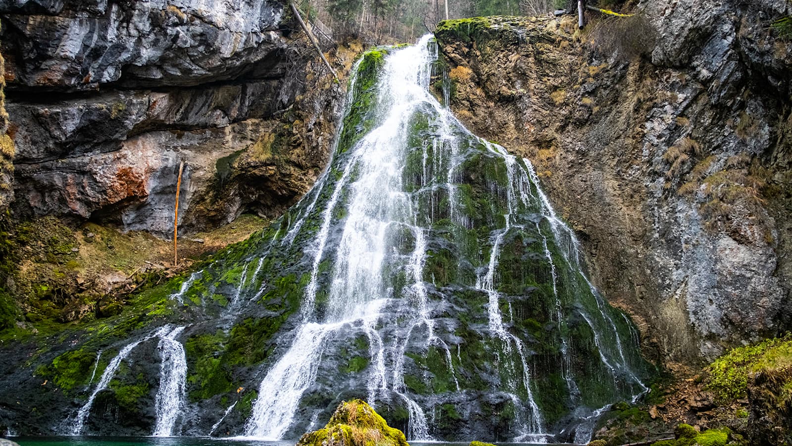 Auch zum Gollinger Wasserfall in Salzburg wurden die beiden Influencer mit dem Galaxy S24 Ultra auf eine von der Community geplante Reise geschickt.