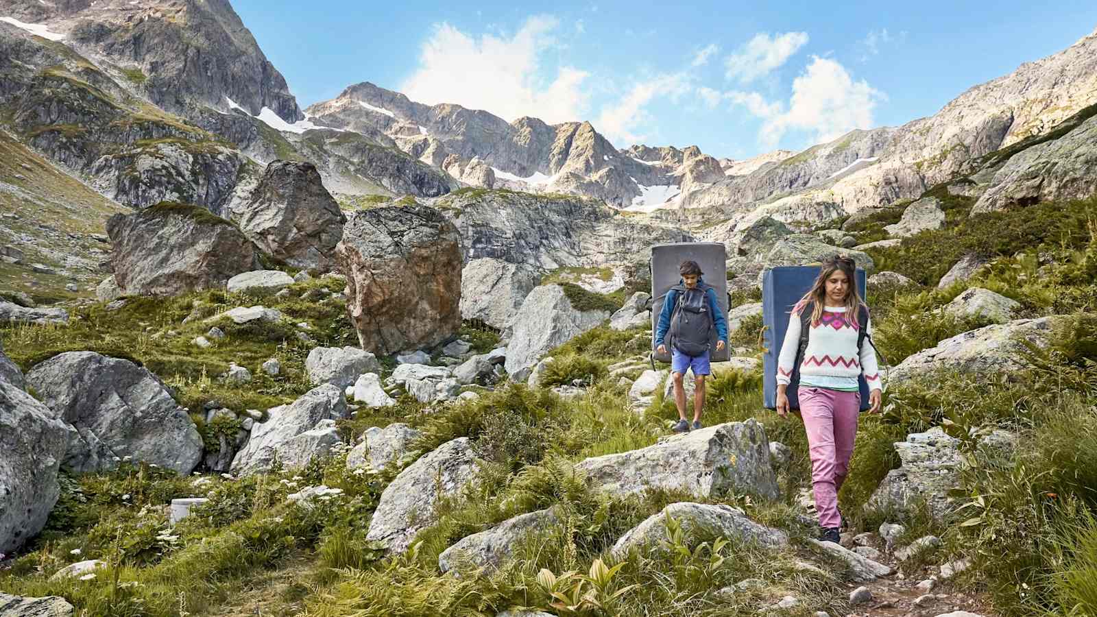 Die Kletterer am Weg zum nächsten Felsen.