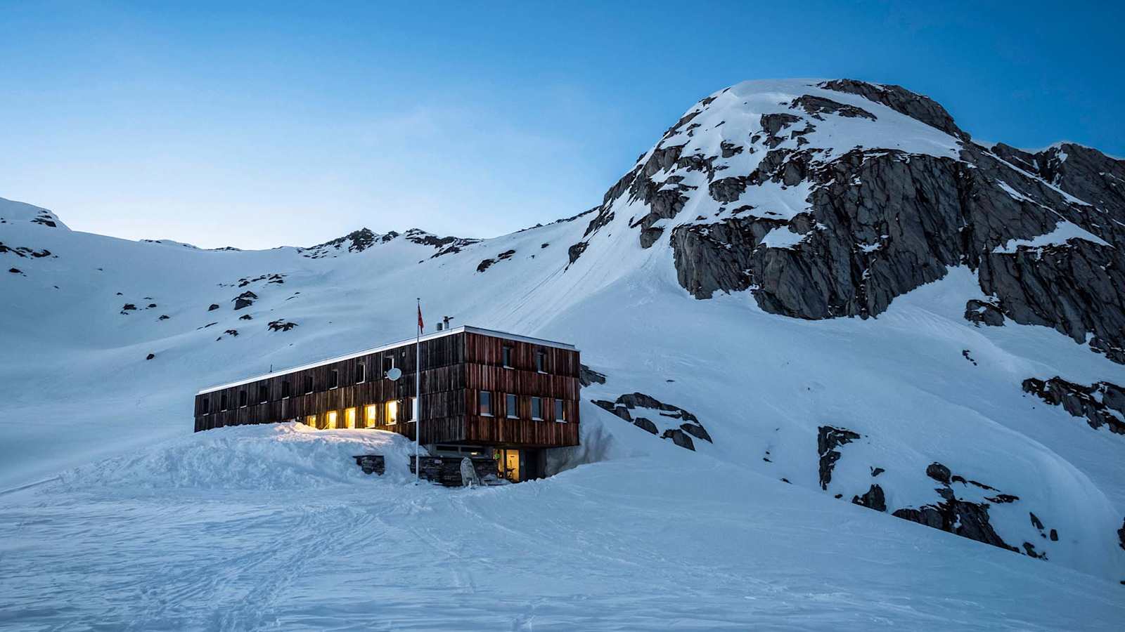 Die Cristallinahütte in der Dämmerung