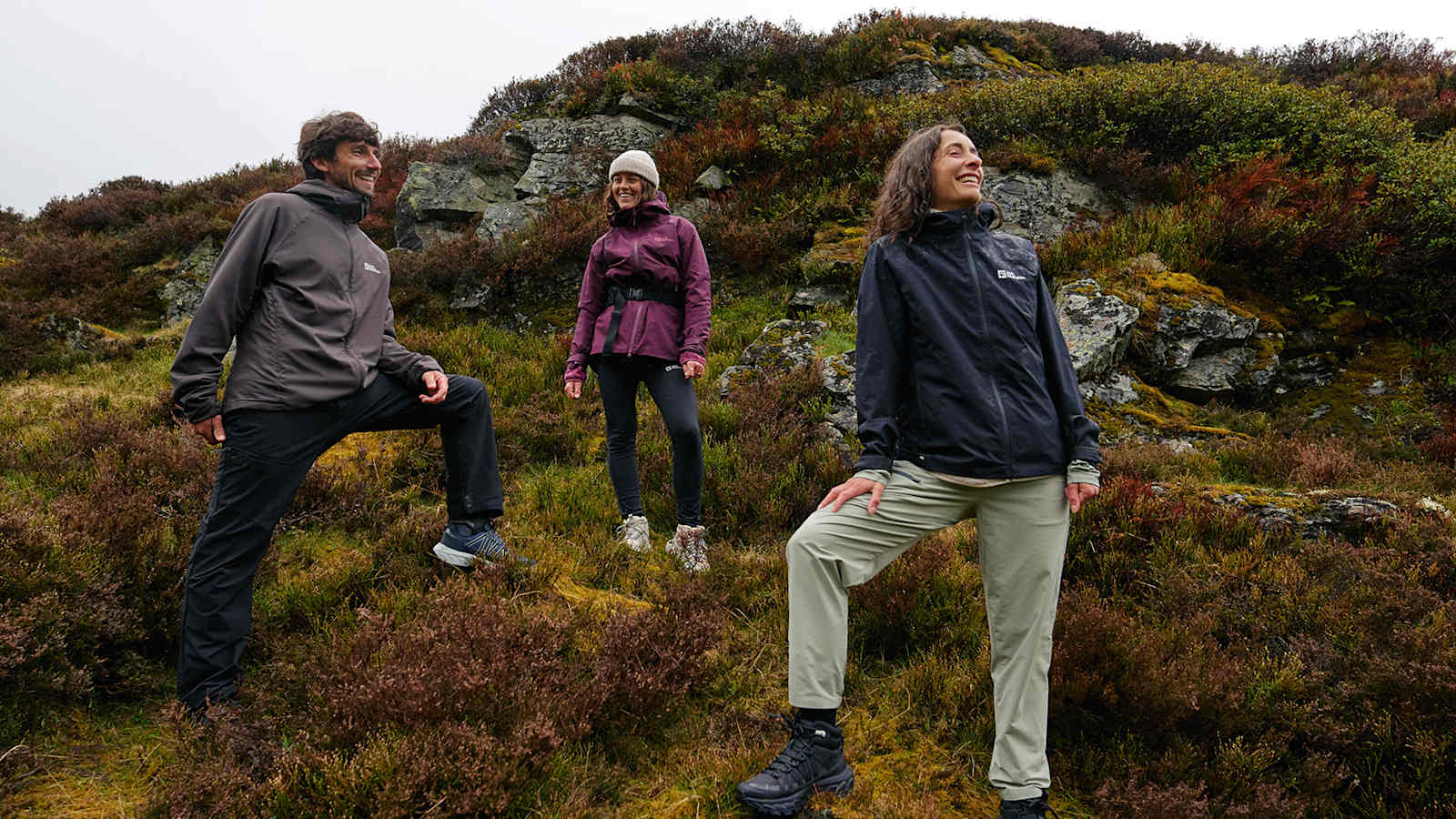 Drei junge Menschen genießen die Natur in den Bergen mit ihren Wild Hike Wanderschuhen.