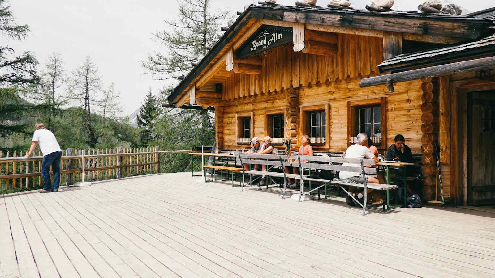 Holzhaus mit Gastgarten