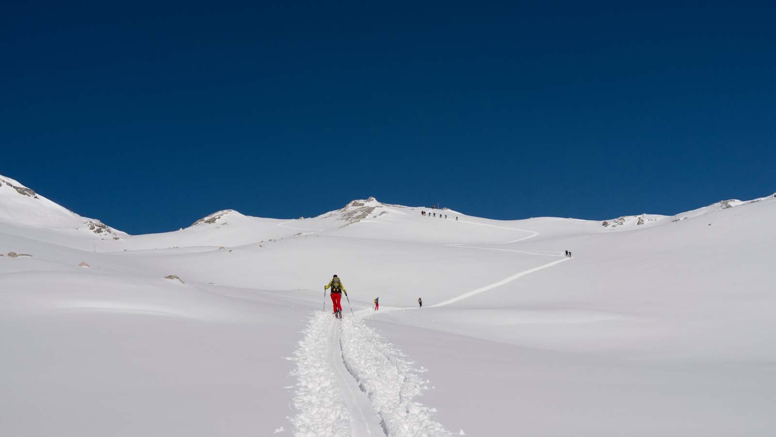 Tourengeher in unberührter Landschaft