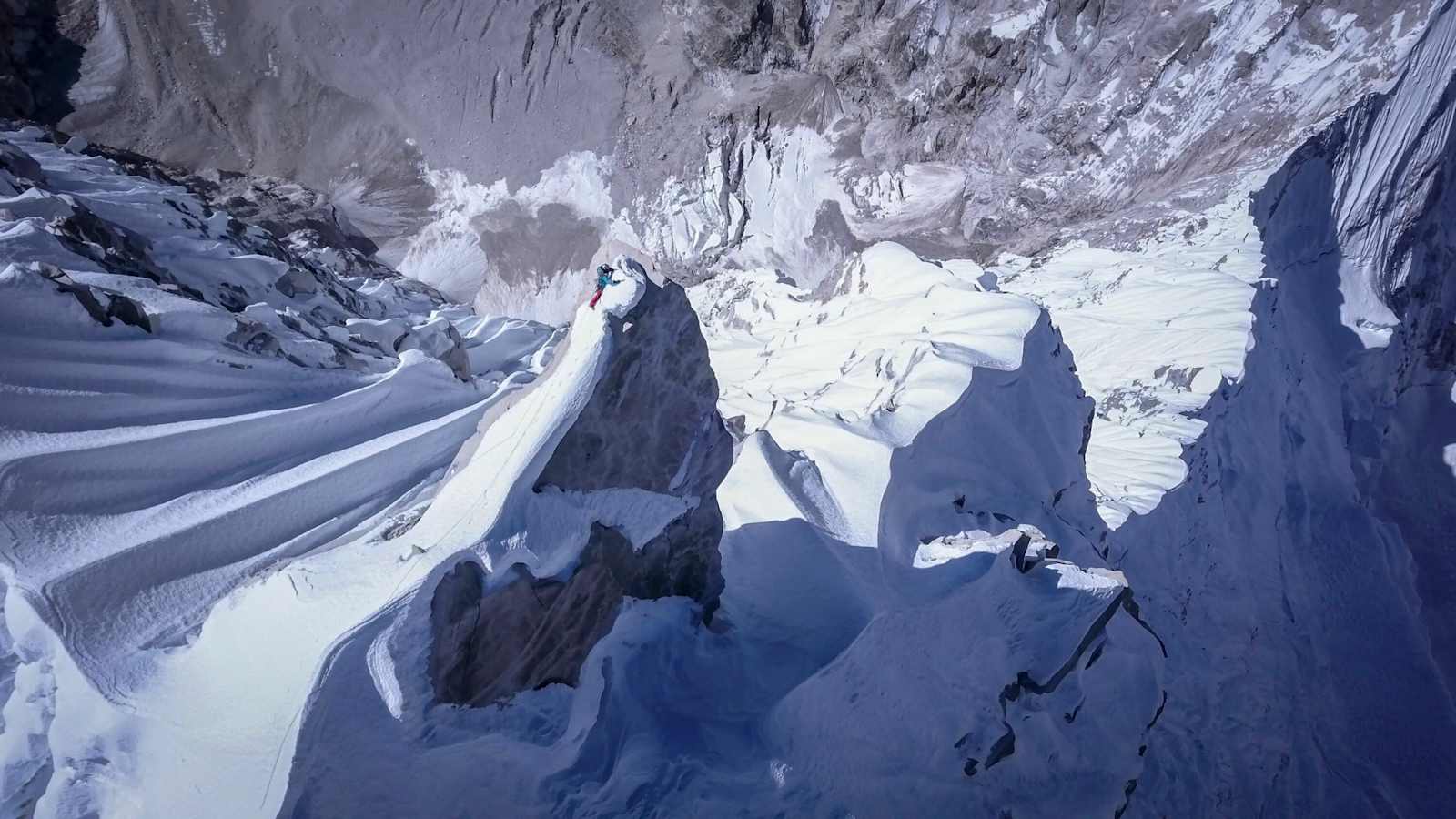 David kämpft sich durch das schwierige Gelände unterhalb des Gipfels