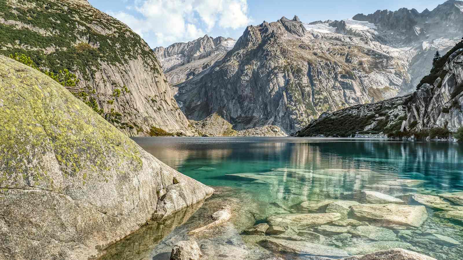 Wasser aus Bächen, Flüssen oder Bergseen ist wunderschön, als Trinkwasser aber nur aufbereitet empfehlenswert.