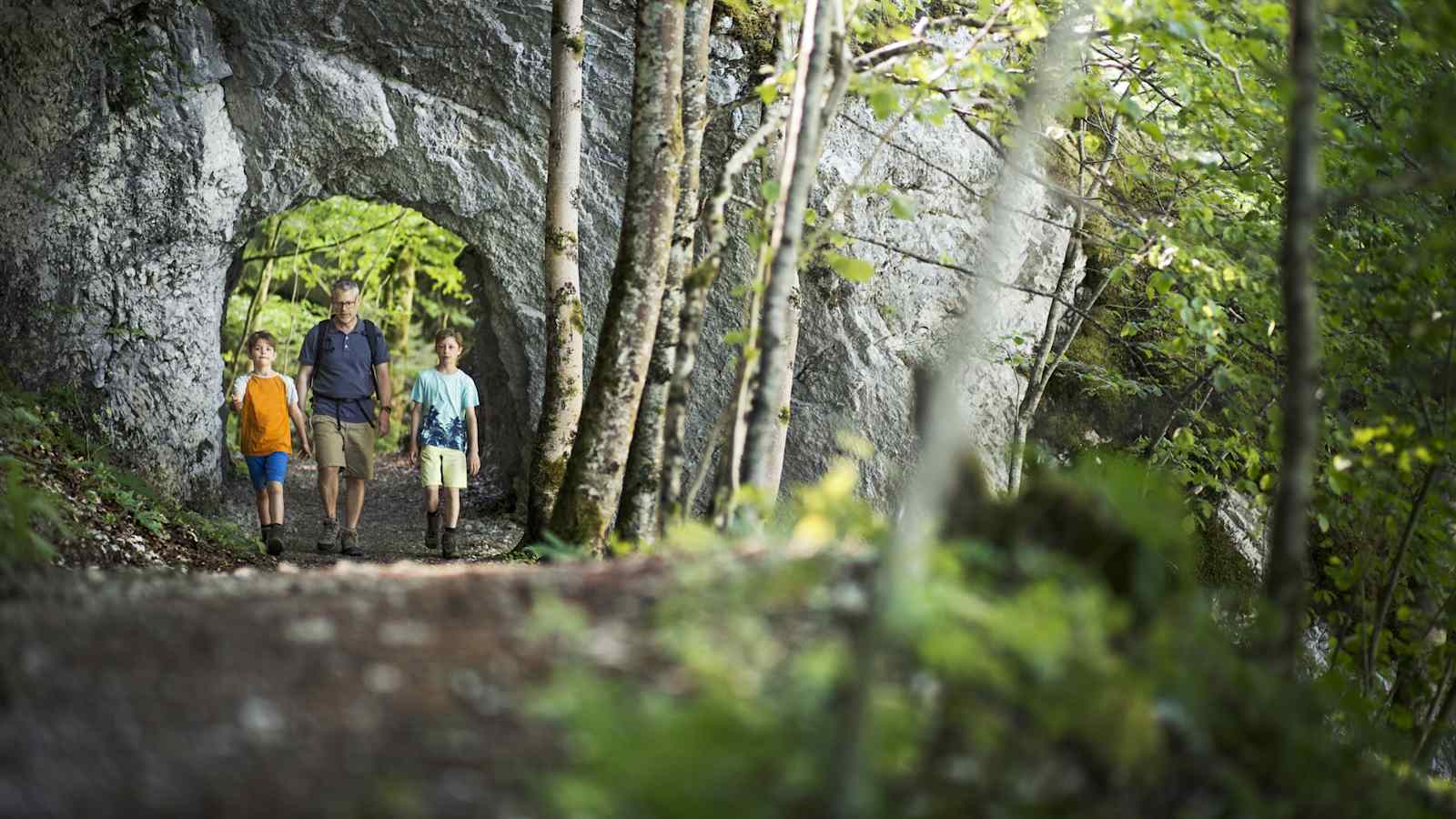 Durch Felsengalerien geht es zum Lac de Moron - auch die Kinder wandern gern auf solchen Wegen