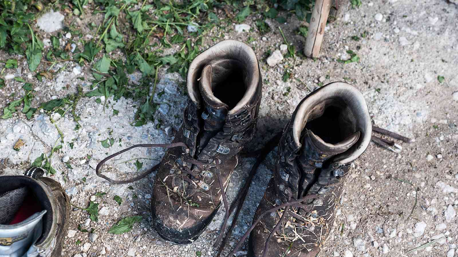 Hohe Wanderschuhe schützen zwar nicht unbedingt vorm Umknöcheln, dafür aber vor Schmutz und Nässe.