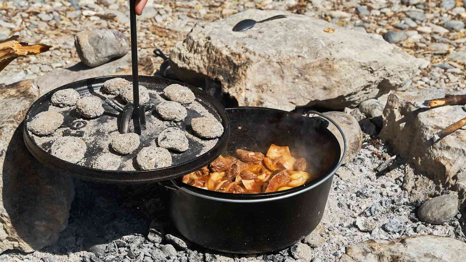 Backofen und Bräter: Der Dutch Oven von Lodge für die Outdoor-Küche