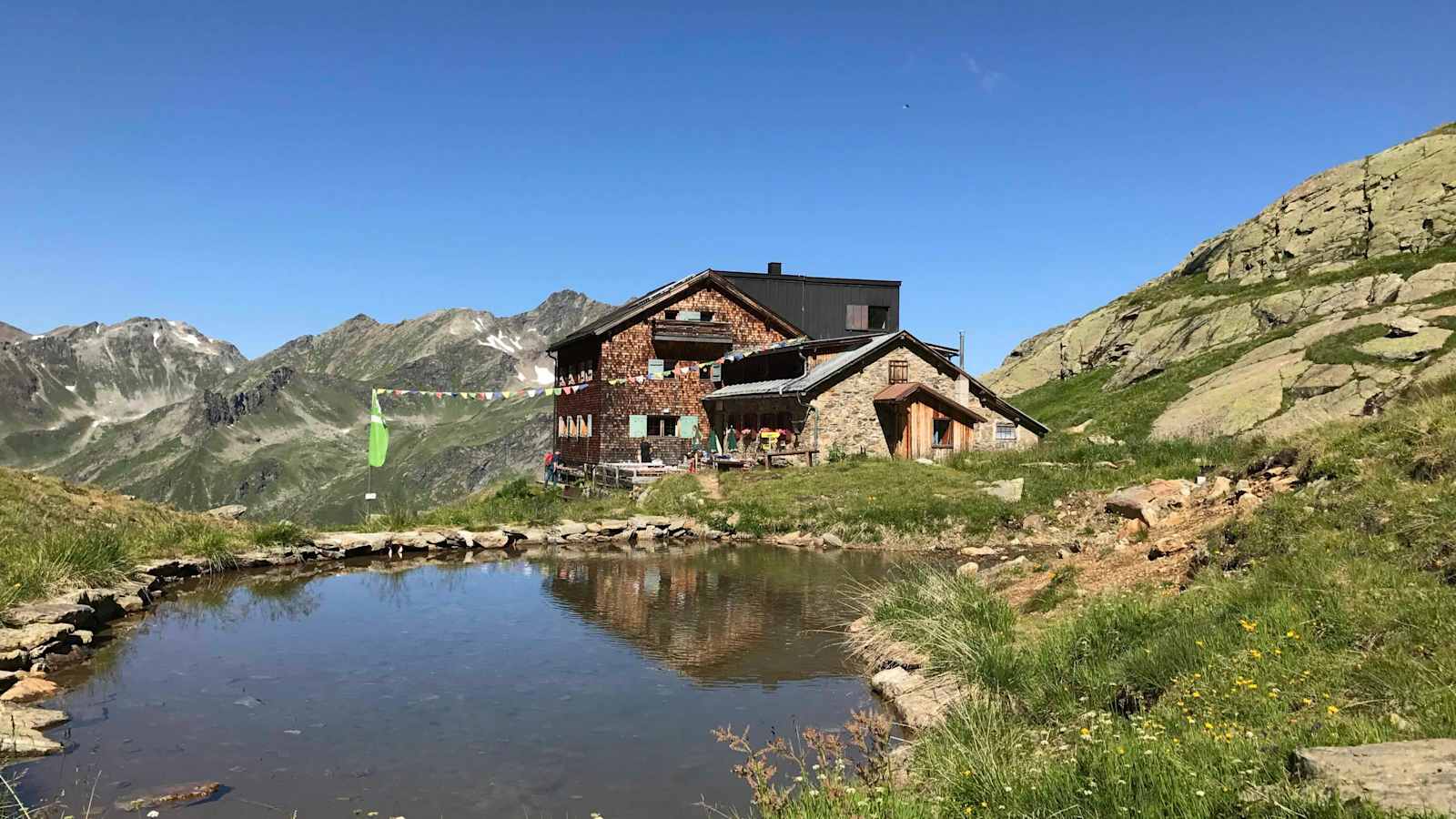 Die Edmund-Graf-Hütte lädt in der wunderschönen Bergnatur des Verwall zur Einkehr ein.