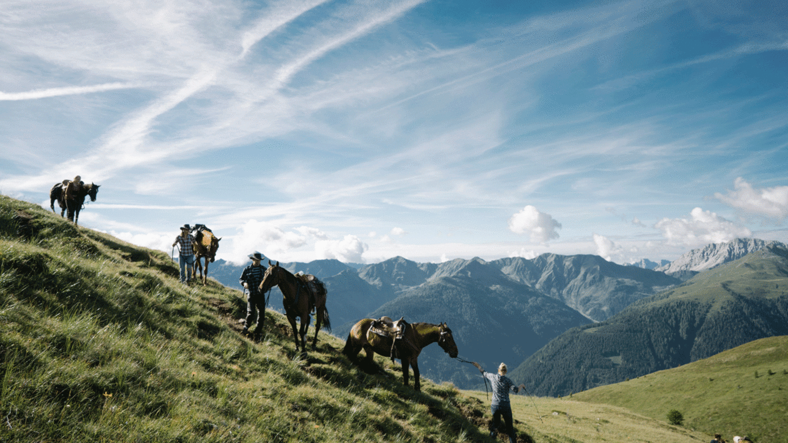 Ein Pferd über steiles Gelände bergab zu führen will gelernt sein. Wenn es ins Rutschen kommt, kann es gefährlich werden.