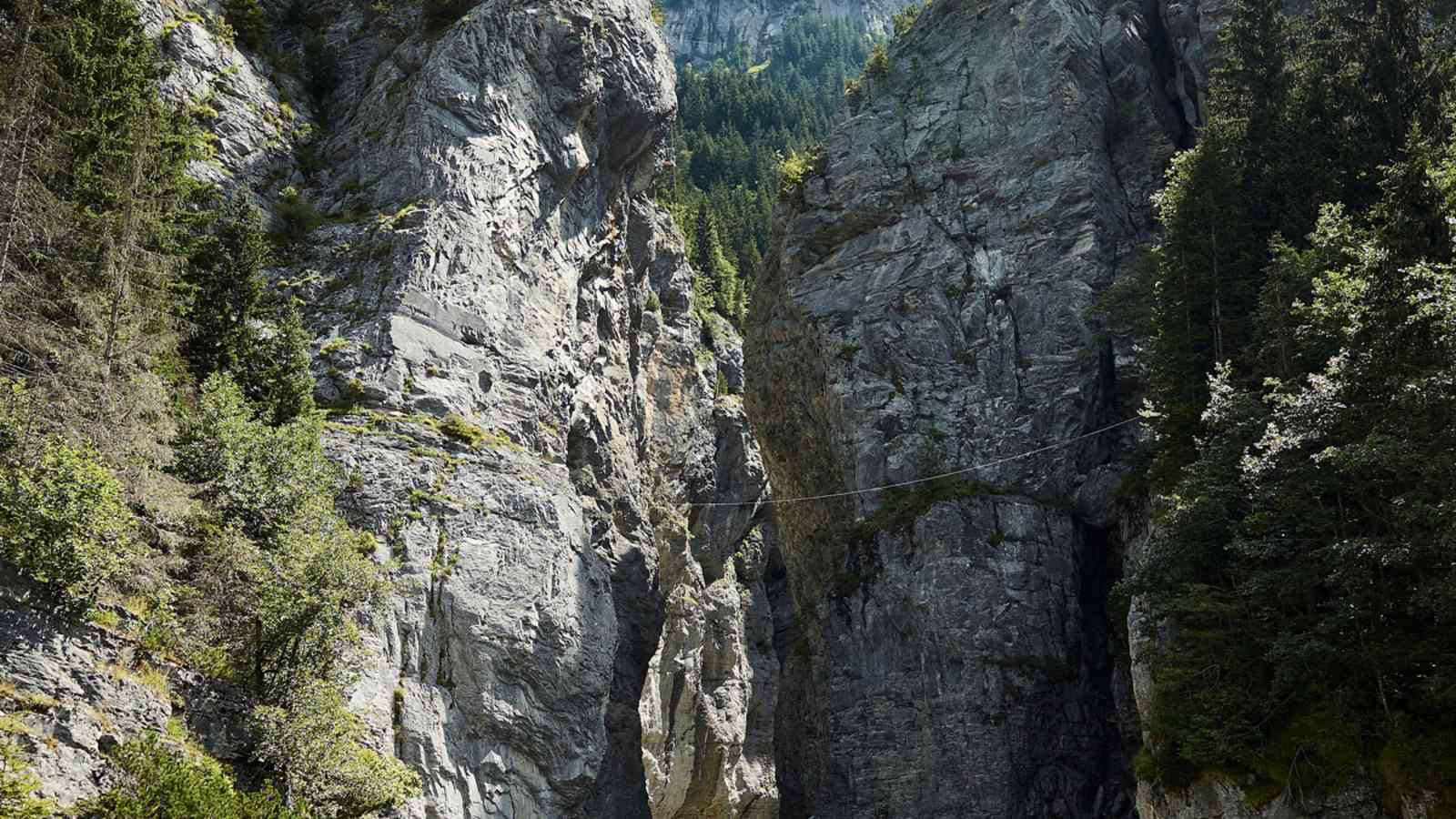 Über Brücken und Leitern führt der beeindruckende Weg durch die Gletscherschlucht