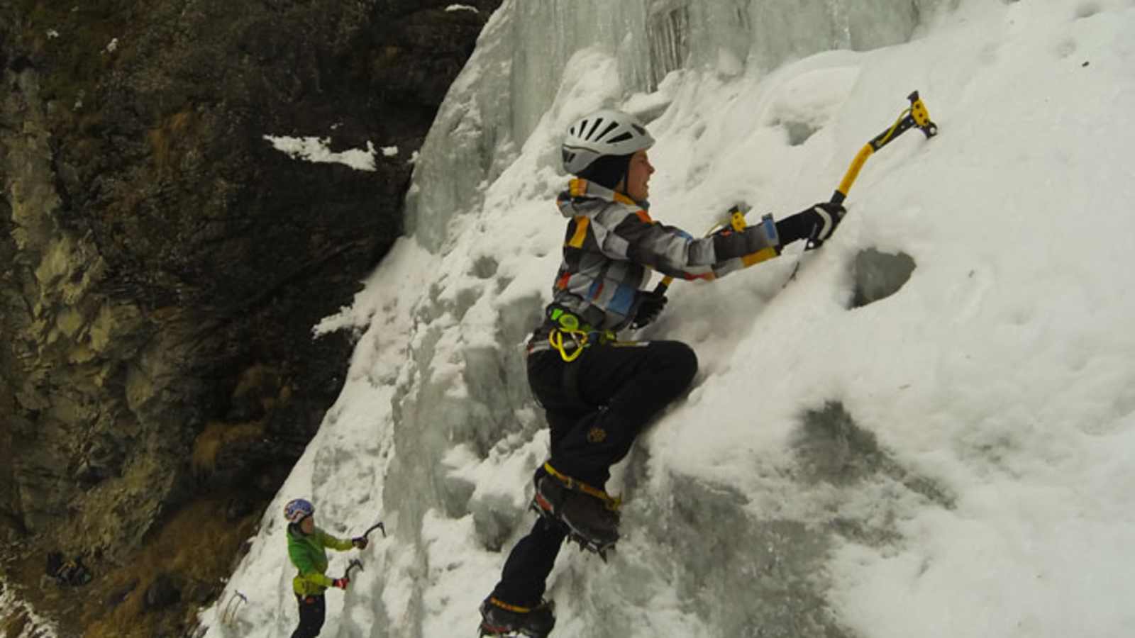 Taschachschlucht in Tirol: Kinder am Eisklettern