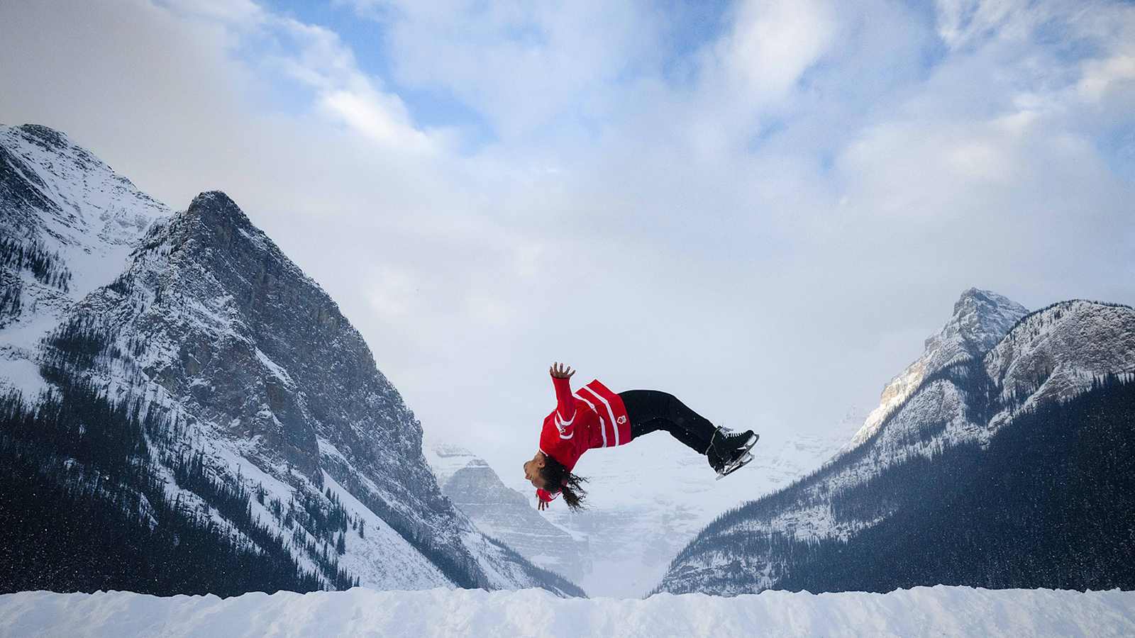 Elladj Baldé beim Eiskunstlauf mitten in der Natur auf wildem Eis.