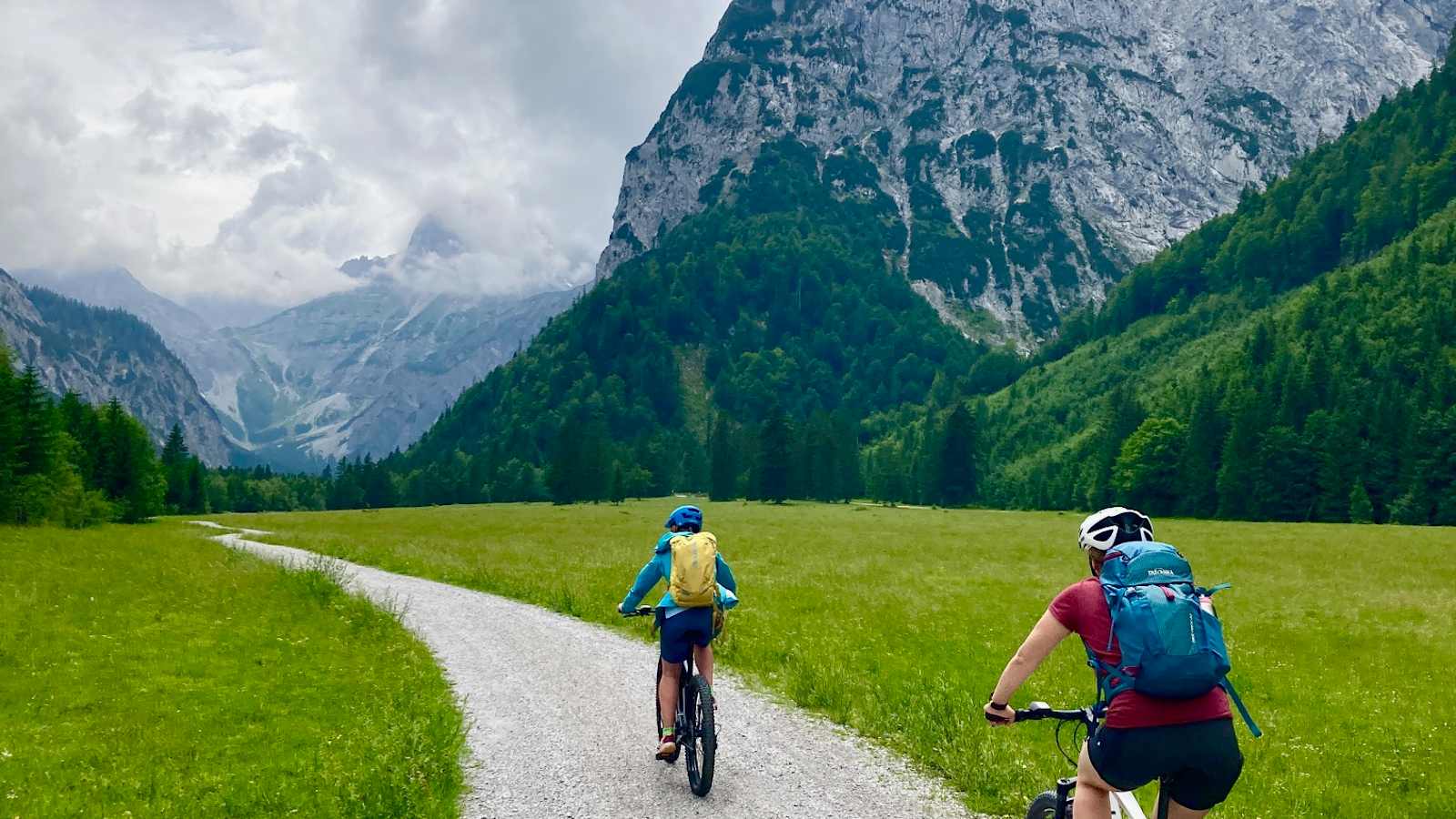 Von Pertisau geht es mit den E-Bikes zur Gramaialm