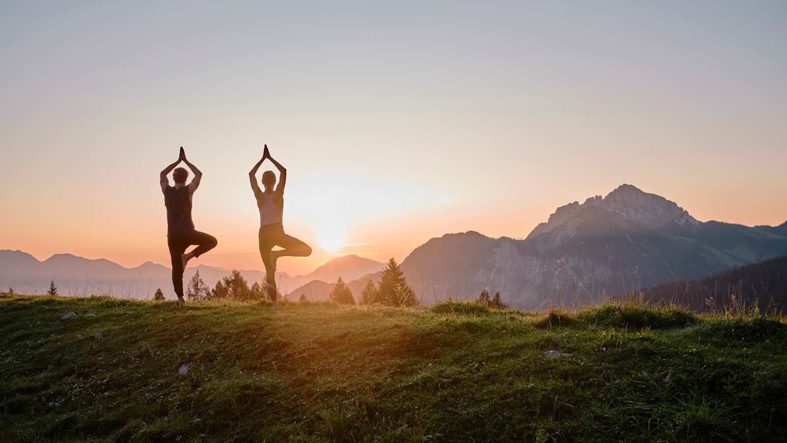 Wachse über dich hinaus - zum Beispiel bei einer Sonnenaufgangs-Yoga-Wanderung.