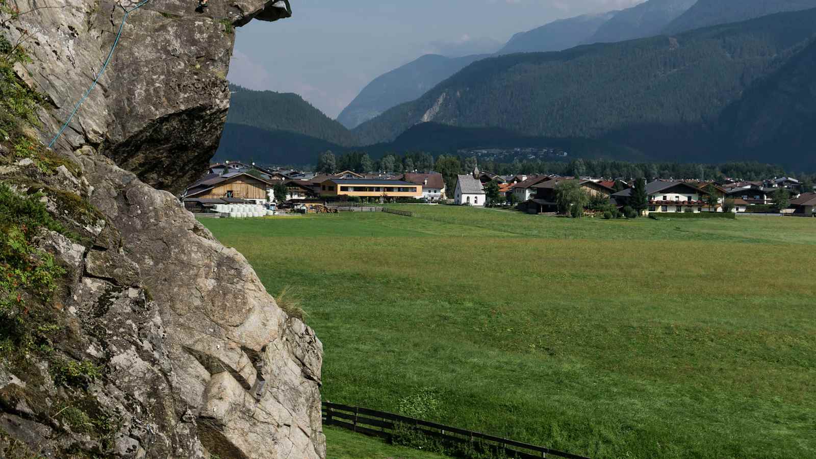 Nicht nur der Fels besticht im Ötztal, auch die Picknick-Zone mit Zaun, Rutsche und Schaukel!