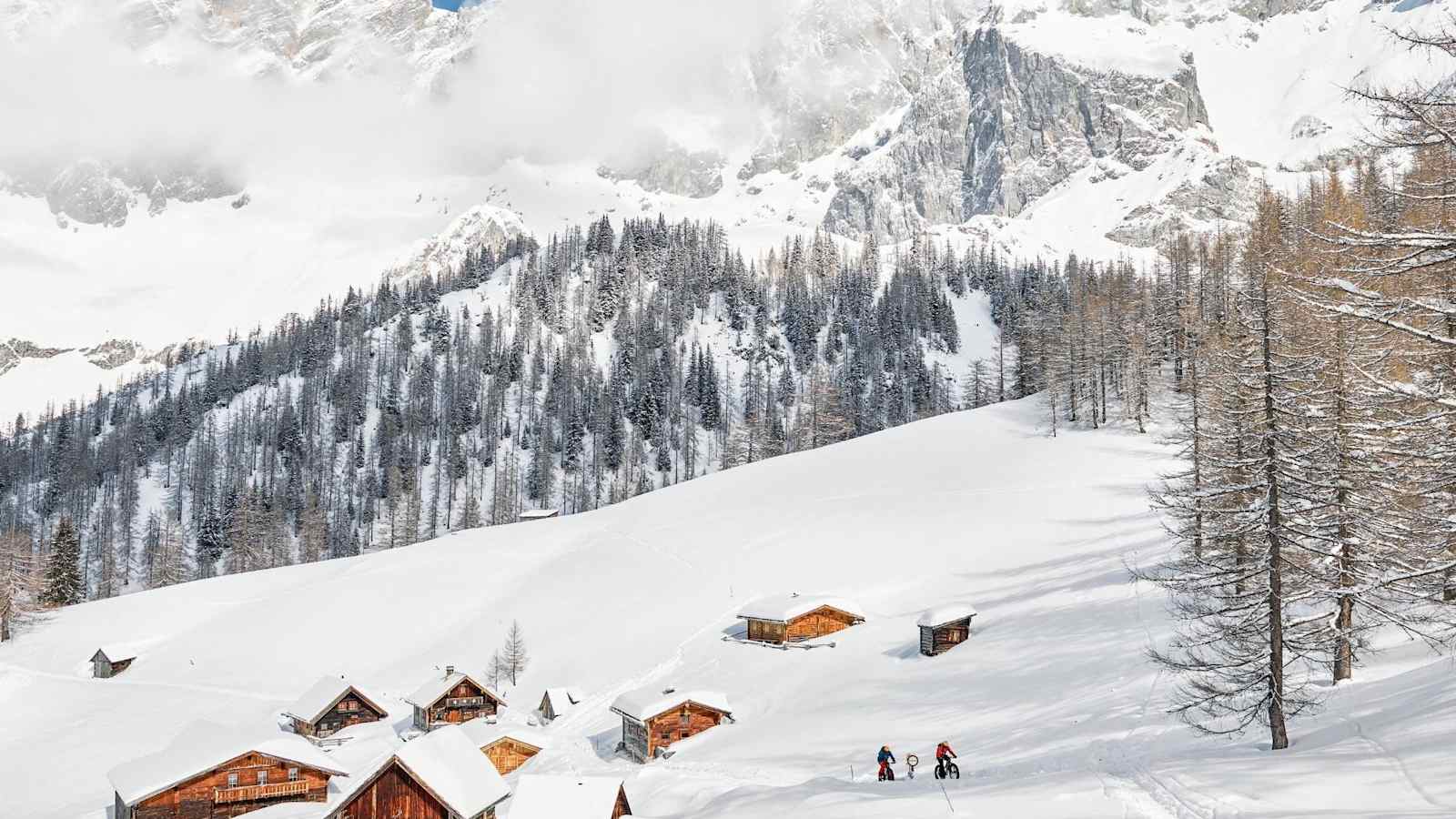 Die Fatbike-Gruppe auf der Neustattalm, dahinter die Dachstein-Südwand