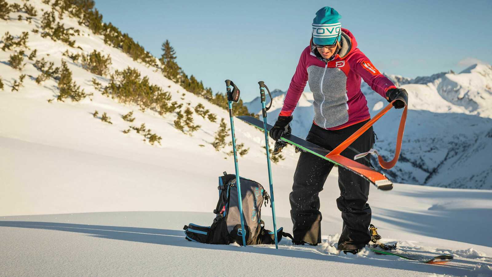 Skifelle: Skitourengeher am Arlberg beim Abfellen