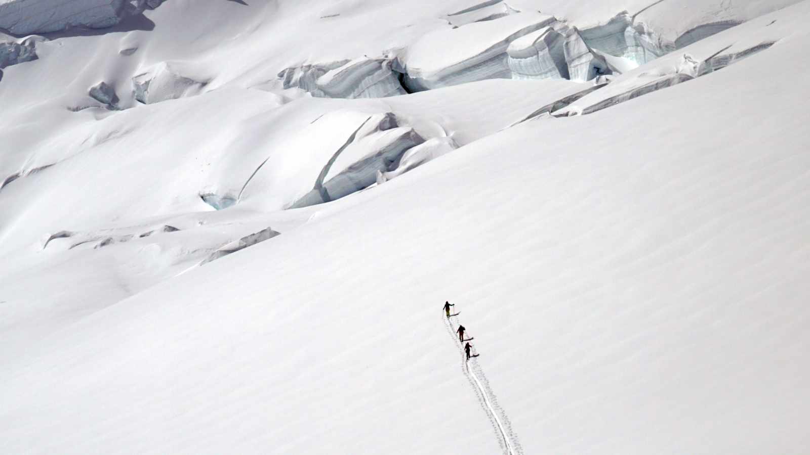 Gletscher-Seilschaft: Bei Spaltensturzgefahr und angeseilt mit entsprechend großen Abstanden gemeinsam gegangen – Fixpunkt um einen Sturz zu halten sind die anderen Seilschaftspartner.