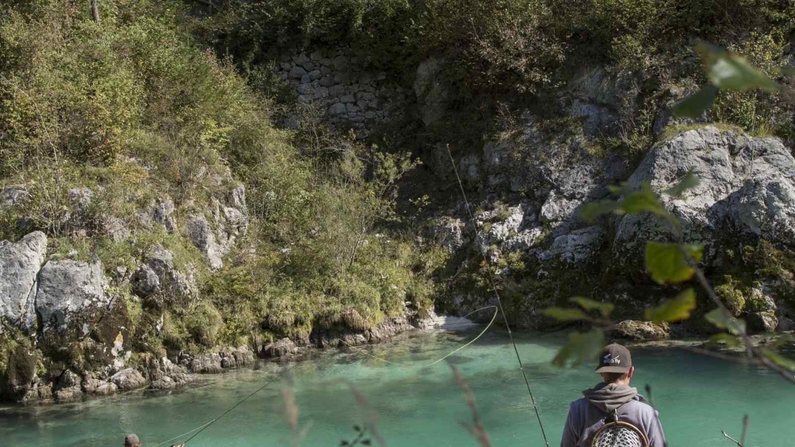 Blick von oben auf die Fischer im Bachbett.