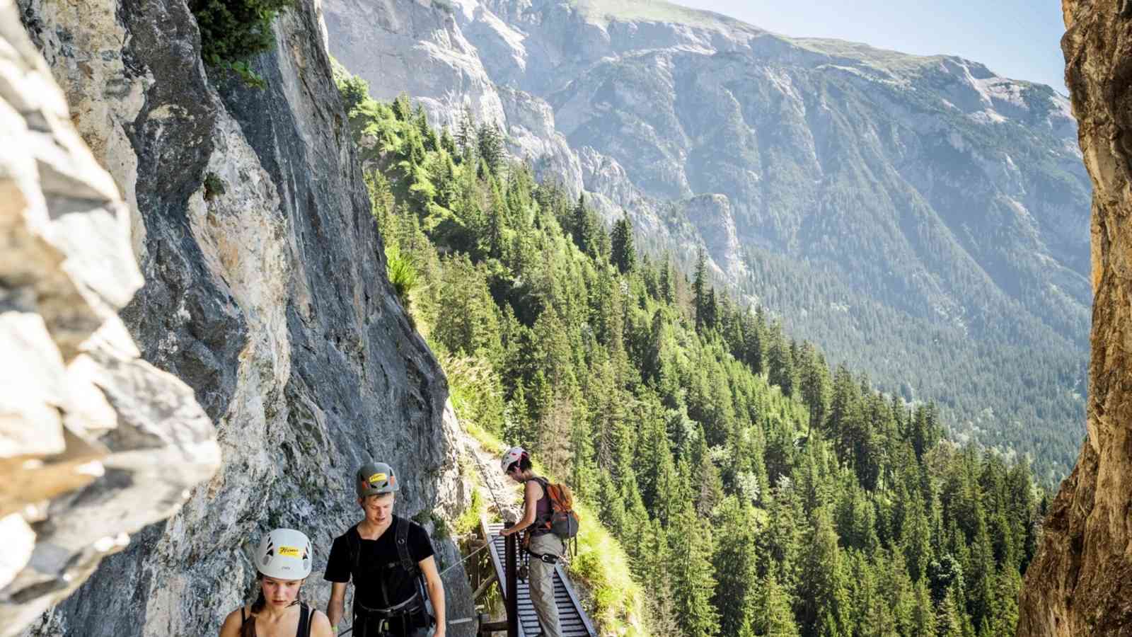 Bergsteiger auf einem Wanderweg.