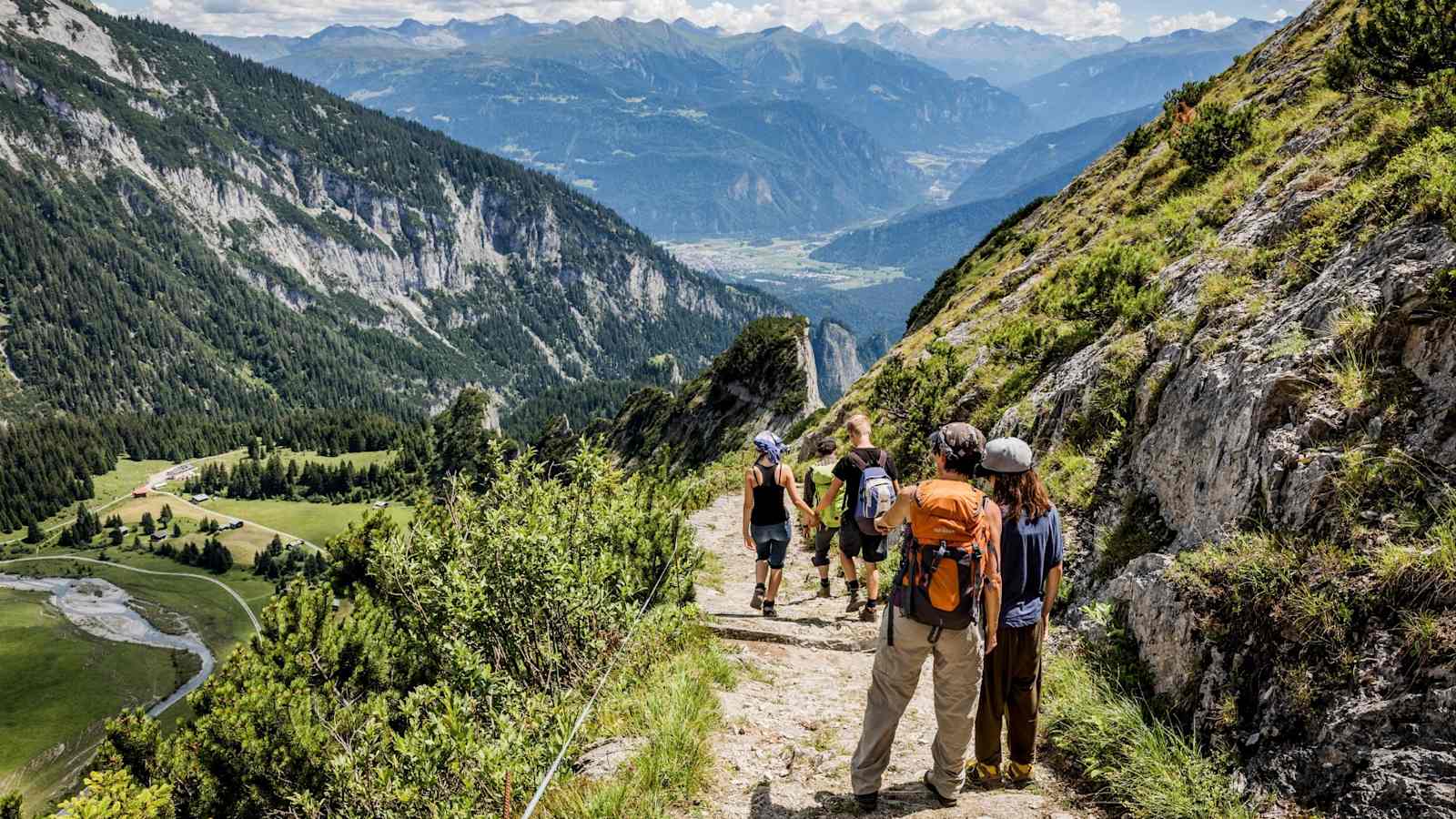 Bergsteiger genießen die Aussicht.