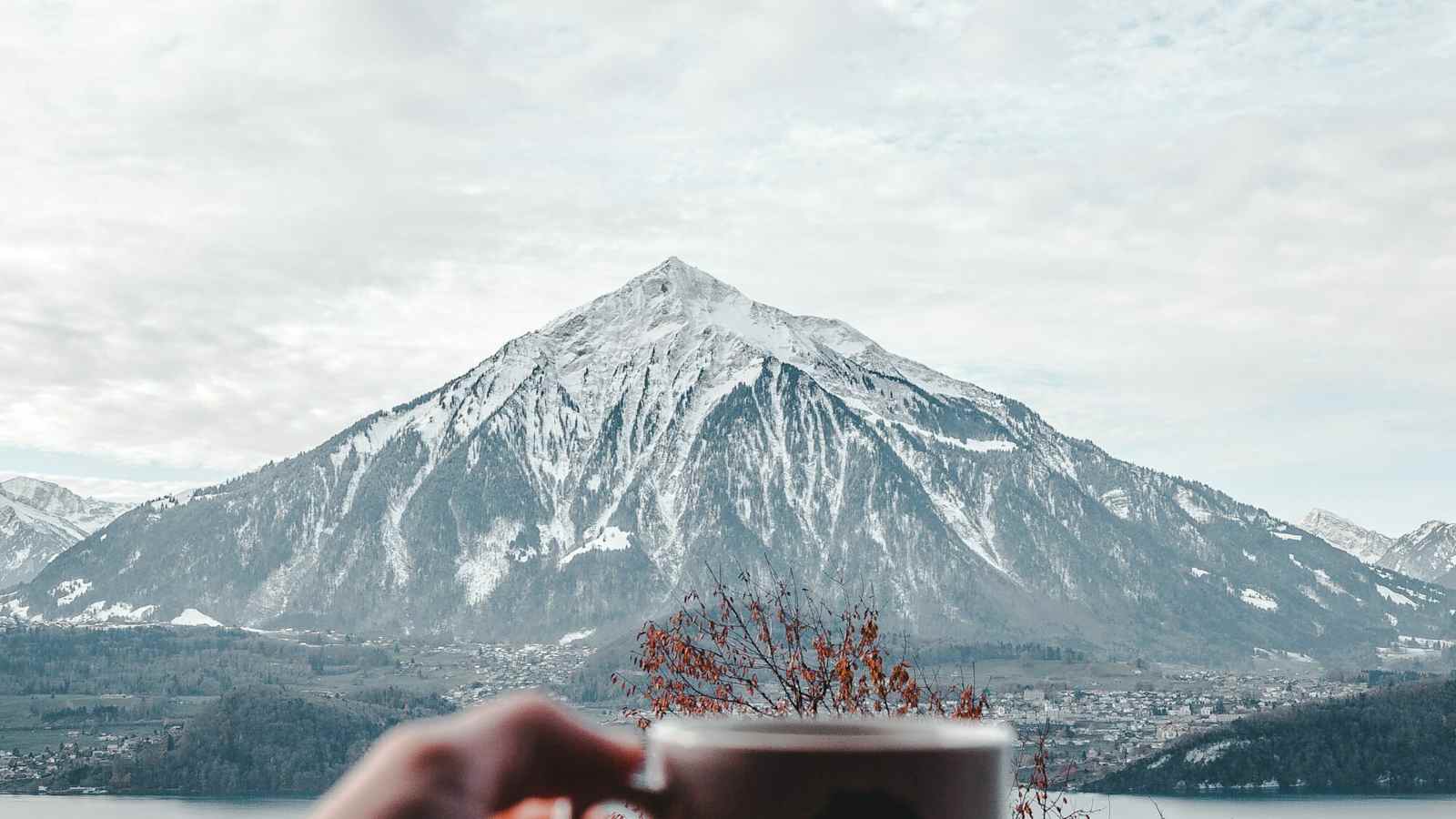 Vor winterlicher Kulisse eine Tasse warmen Tee genießen, Sigriswil, Switzerland