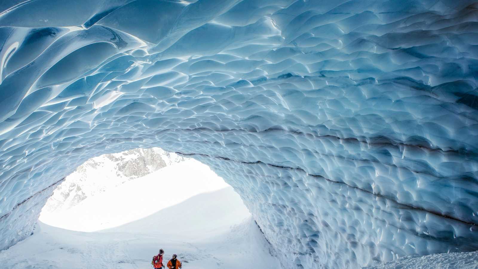 Wanderer in einem Eisgwölbe.